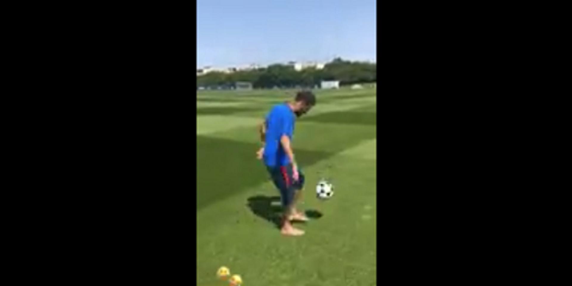 Neymar fazendo embaixadinha