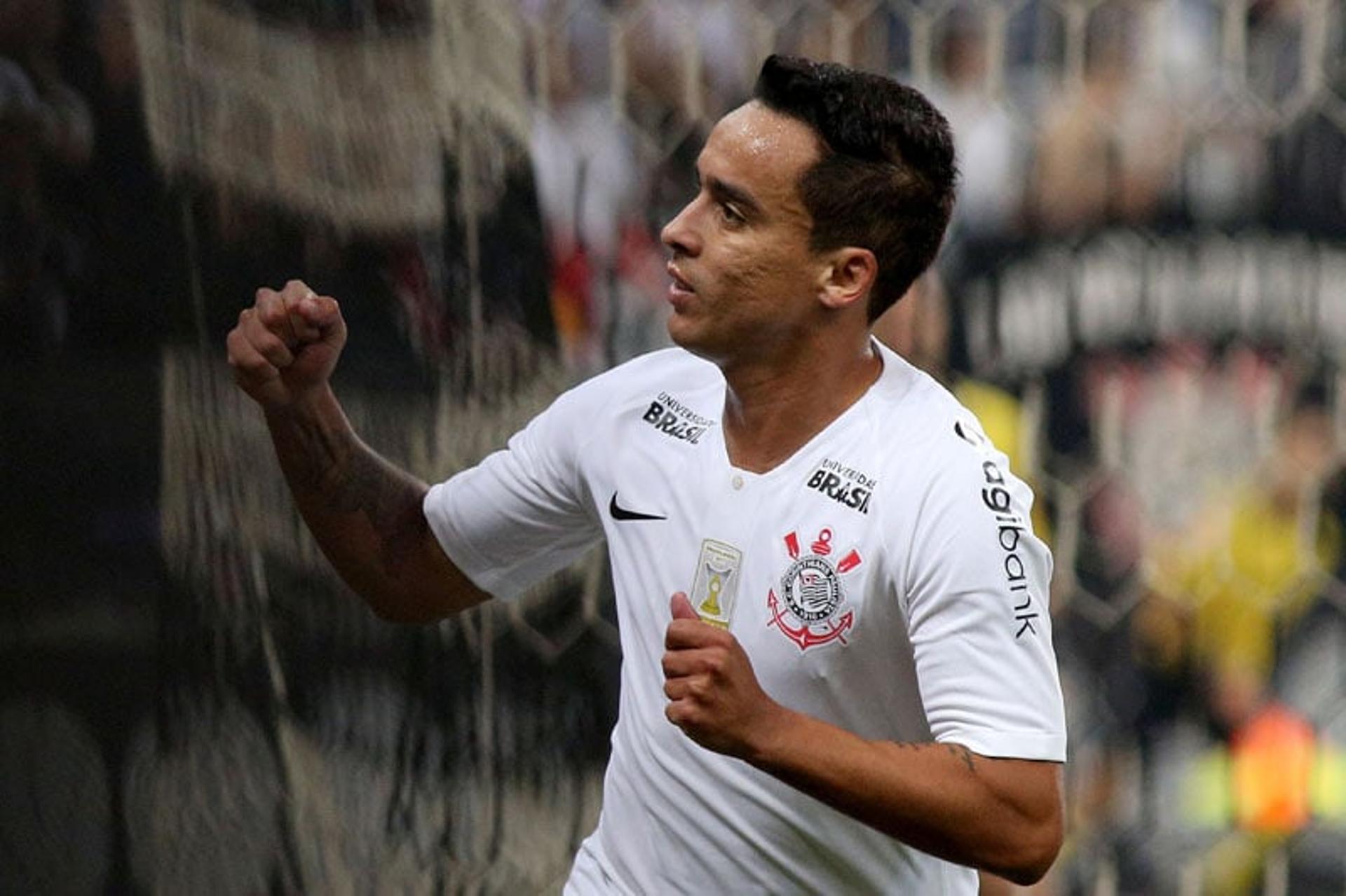 O Corinthians venceu o América-MG por 1 a 0, na Arena Corinthians, e encerrou jejum de três partidas. O autor do gol solitário foi Jadson, que acabou com a melhor nota. Após marcar, a equipe apenas administrou o resultdo (notas por Vitor Chicarolli)