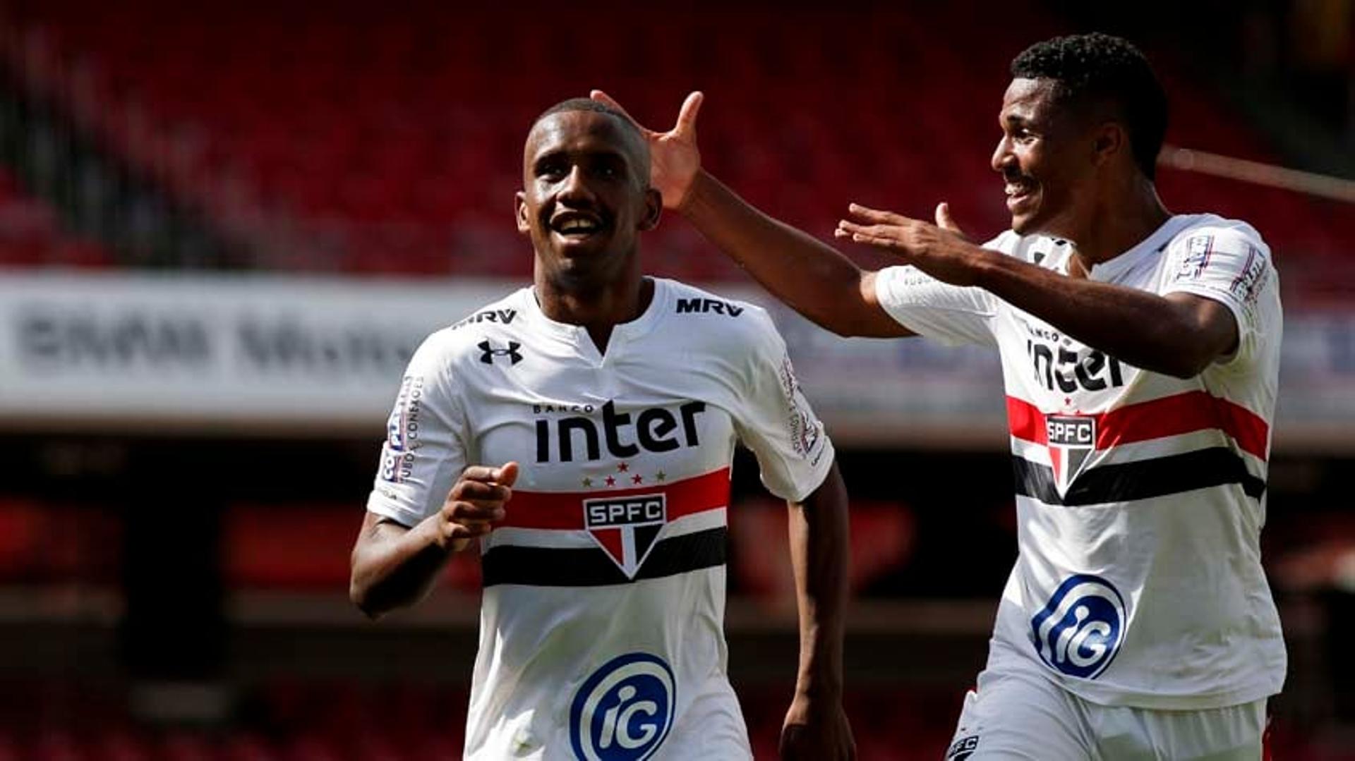 Toró (à esquerda) e Gabriel Novaes comemoram um dos gols do São Paulo
