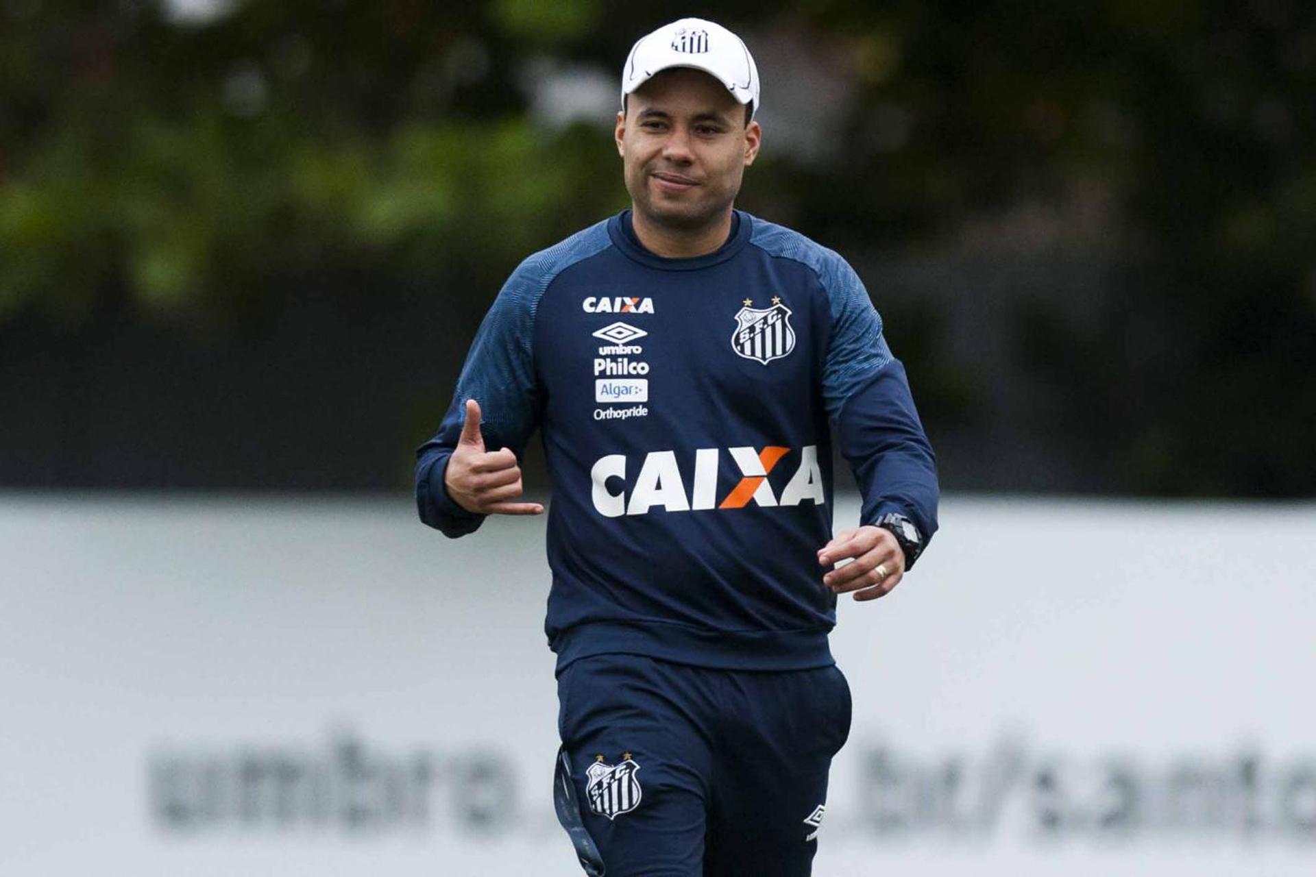 Jair Ventura é o técnico do Santos desde janeiro e tem 13 vitórias, sete empates e 13 derrotas no comando do time