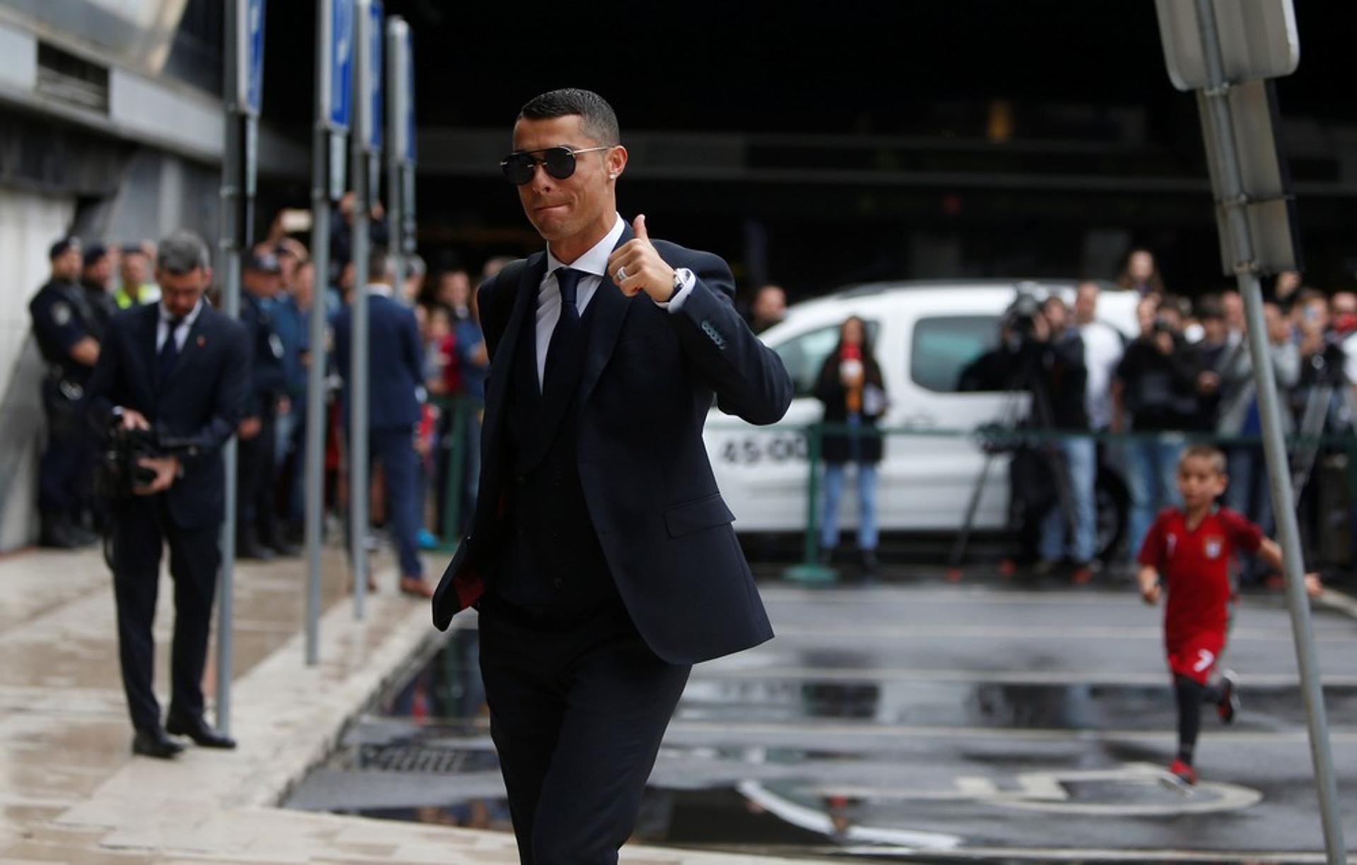 Cristiano Ronaldo em embarque da seleção portuguesa