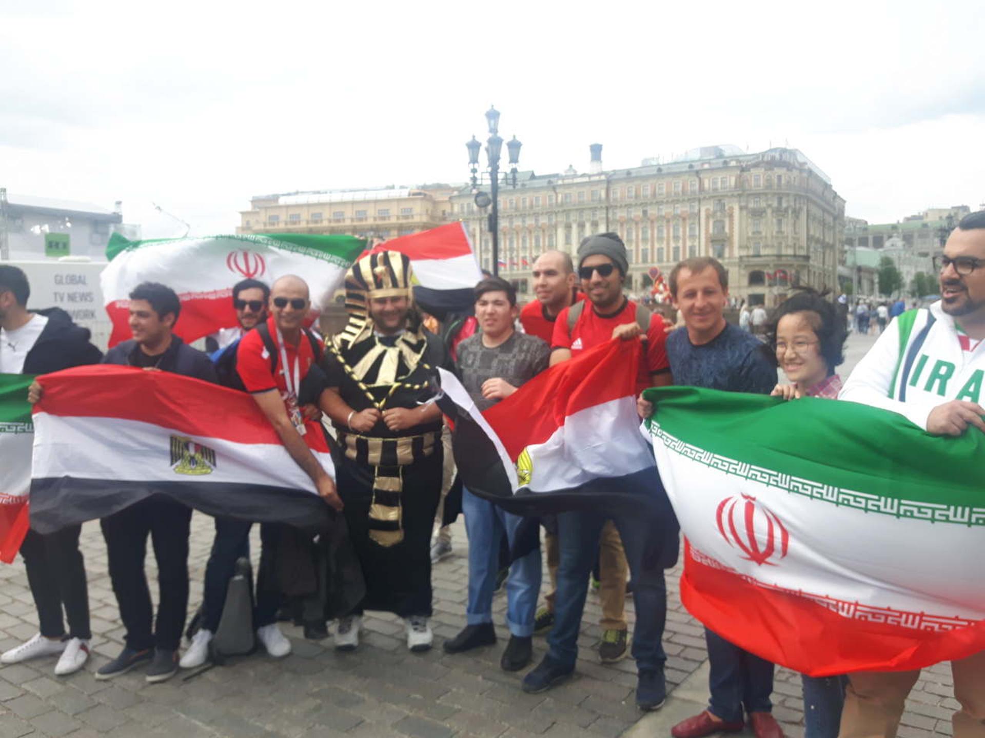 Hassum, de Faraó, posa com seus amigos egípcios e torcedores iranianos&nbsp;