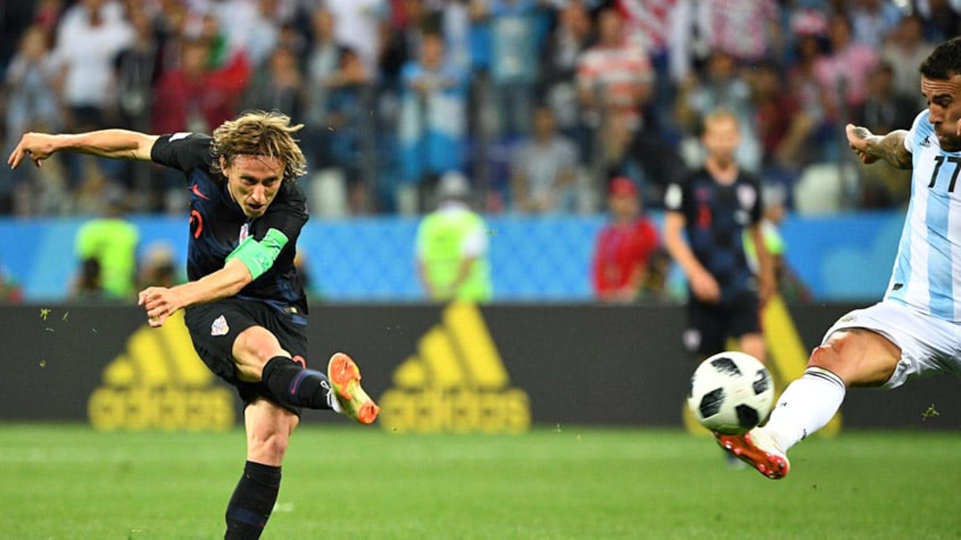 Olha o Modric chutando para explodir a crise na seleção da Argentina