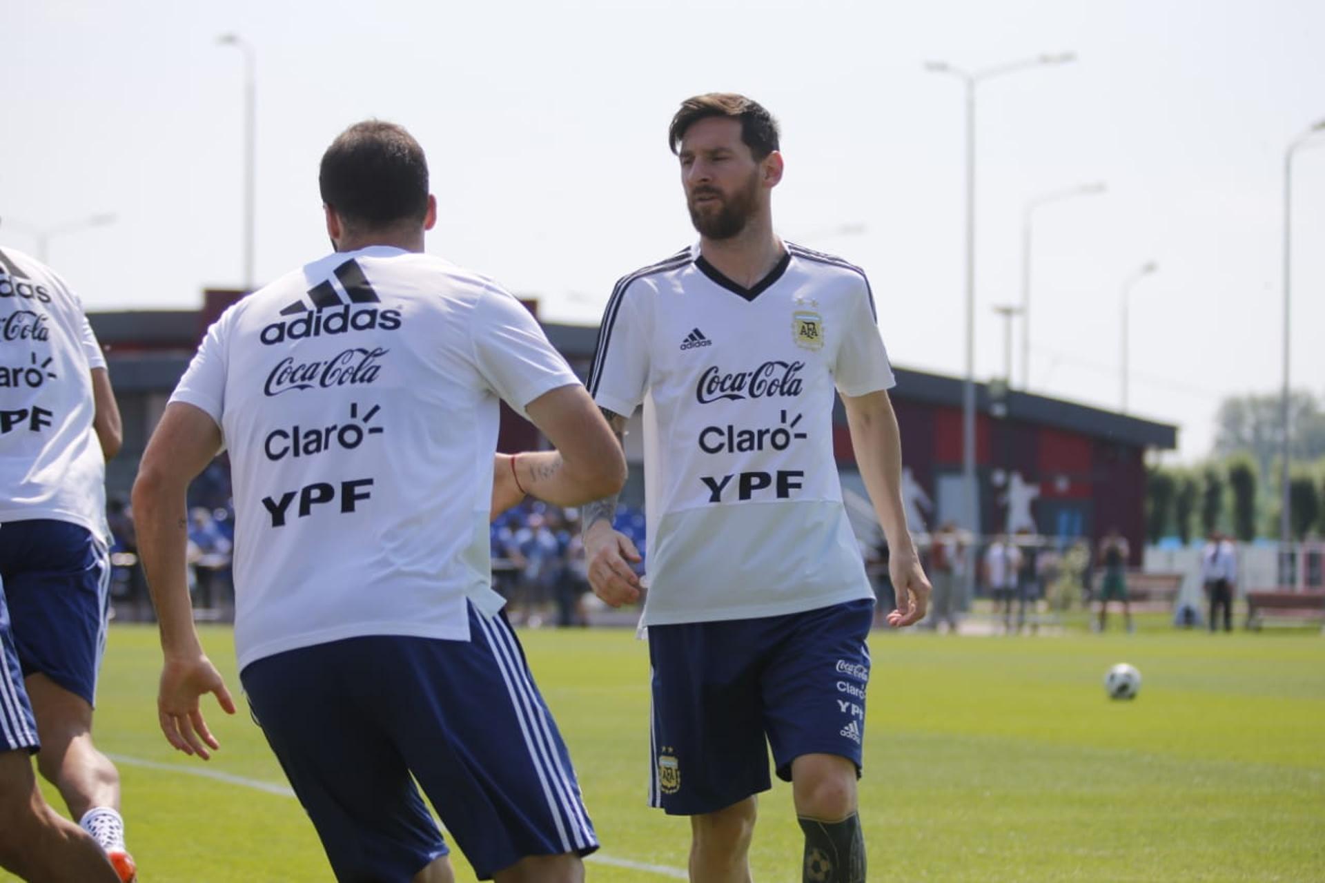Messi treinou com os companheiros neste sábado de olho no decisivo jogo de terça, contra a Nigéria