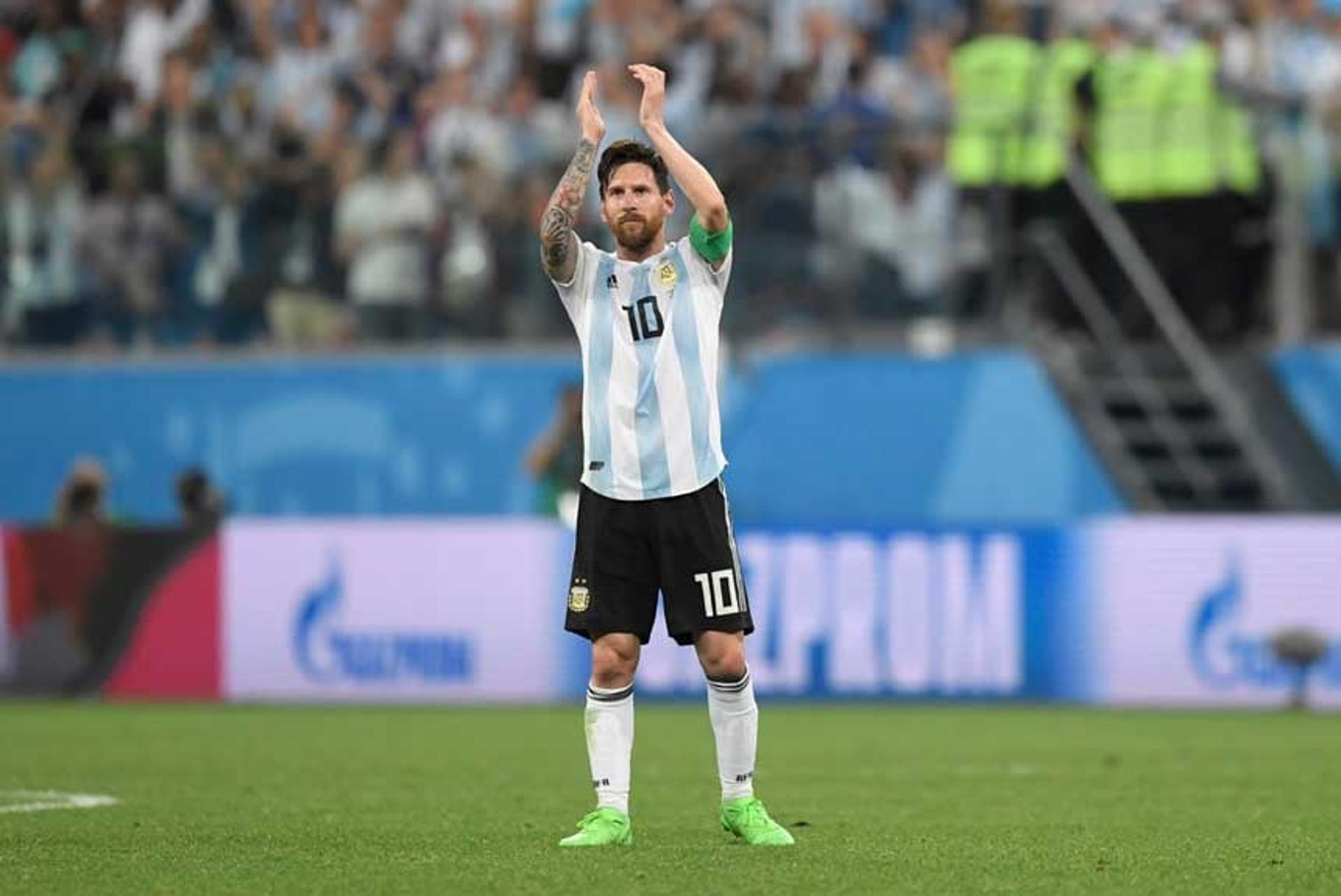 Aplausos para Messi, que marcou seu primeiro gol nesta Copa, abrindo caminho para o triunfo contra a Nigéria