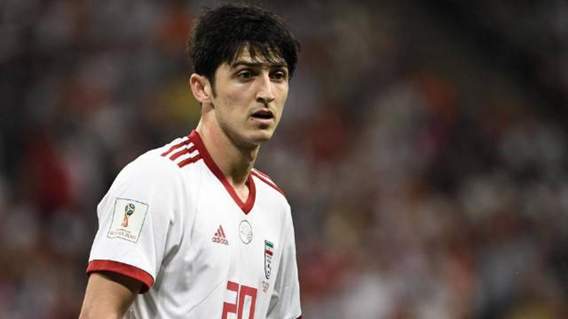 Sardar Azmoun anuncia aposentadoria da seleção iraniana