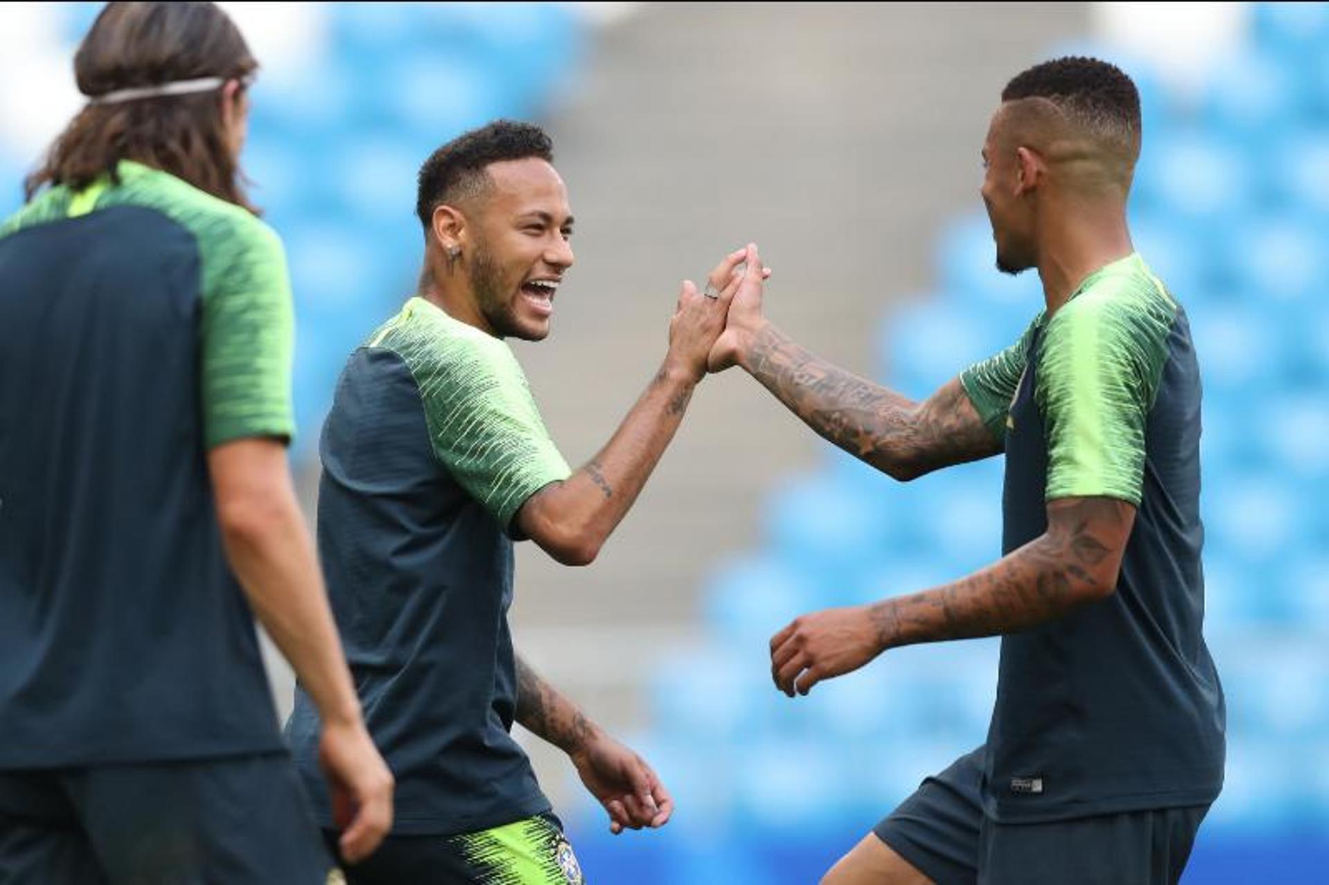 Neymar e Gabriel Jesus no treino em Samara: só alegria!