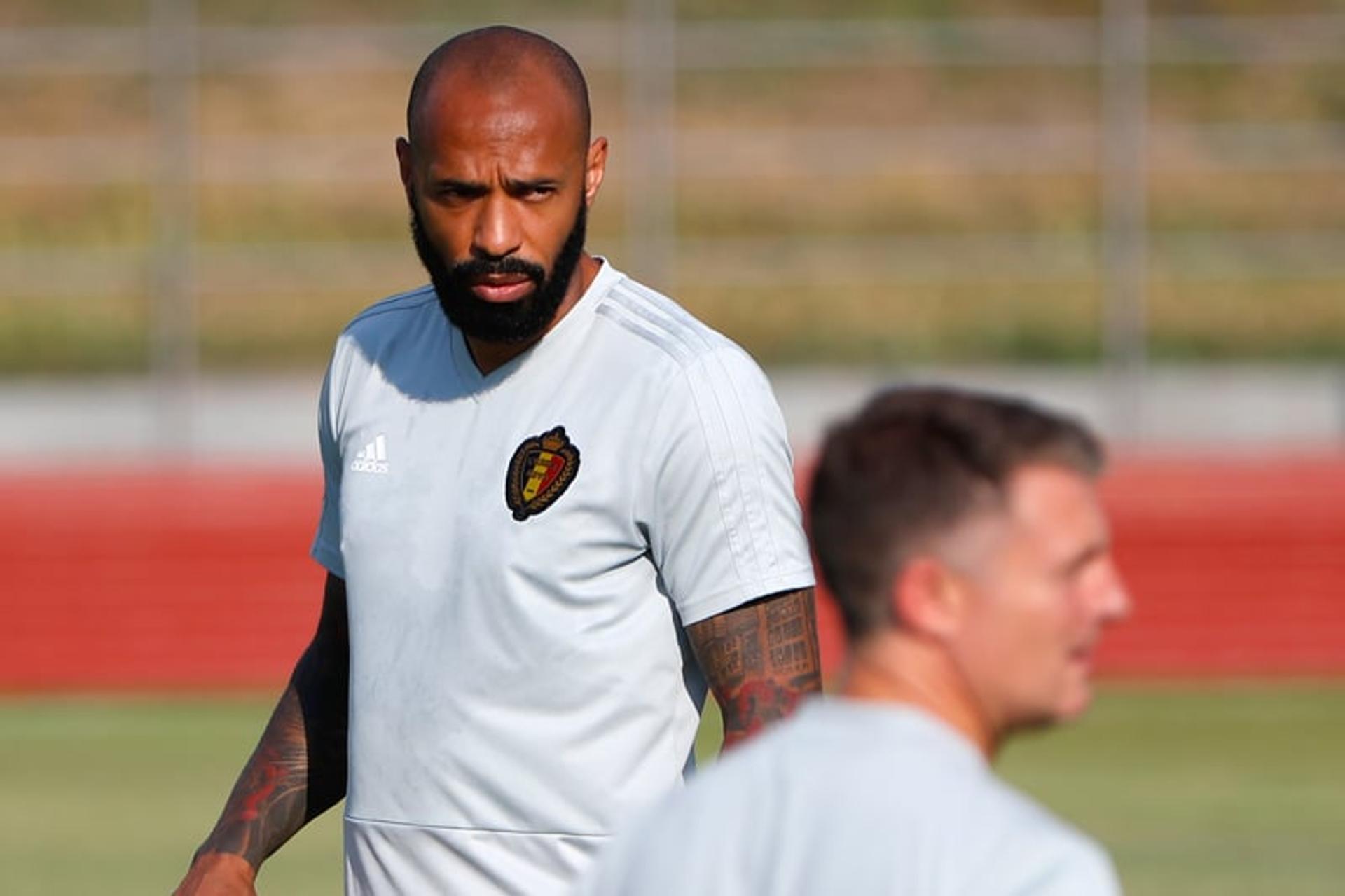 Francês&nbsp;Thierry Henry é auxiliar da Bélgica atualmente.&nbsp;Kevin De Bruyne 'liberou'&nbsp;Henry para cantar o hino da França em duelo