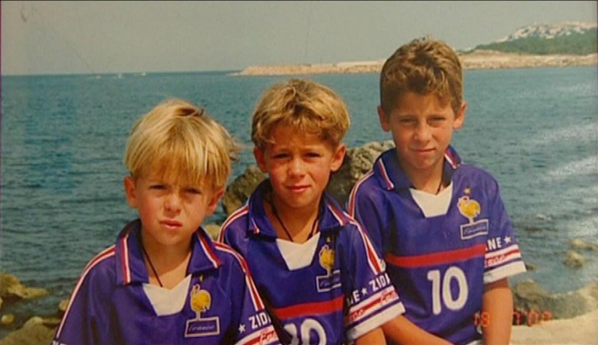 Kylian, Thorgan e Eden Hazard, pela ordem, os irmãos em 1998 torcendo pela França na Copa