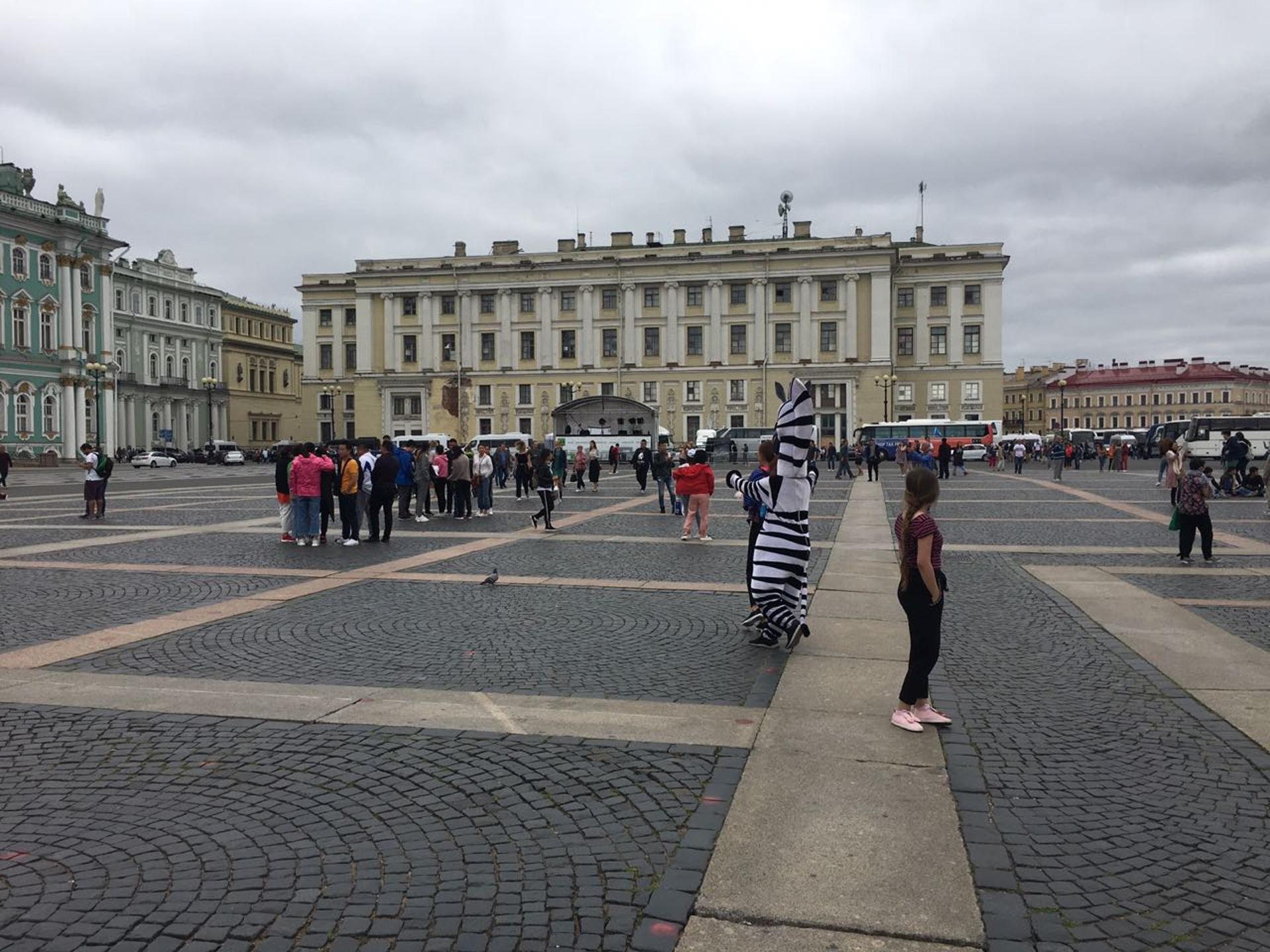 Praça do Hermitage, grande museu de São Petersburgo, onde já há pouco movimento de torcida