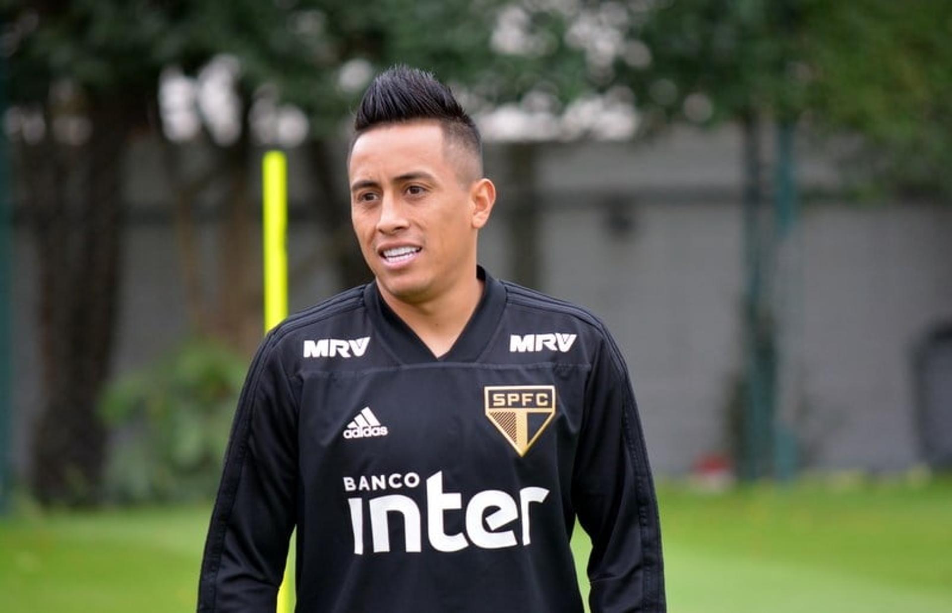 Cueva voltou a treinar no São Paulo na segunda-feira, mas pode nem jogar mais pelo clube