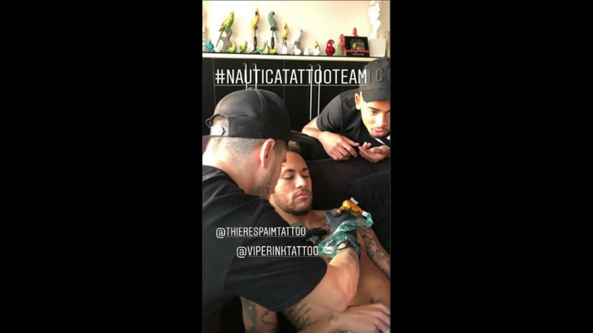 Neymar faz referência a hino do Brasil em nova tatuagem