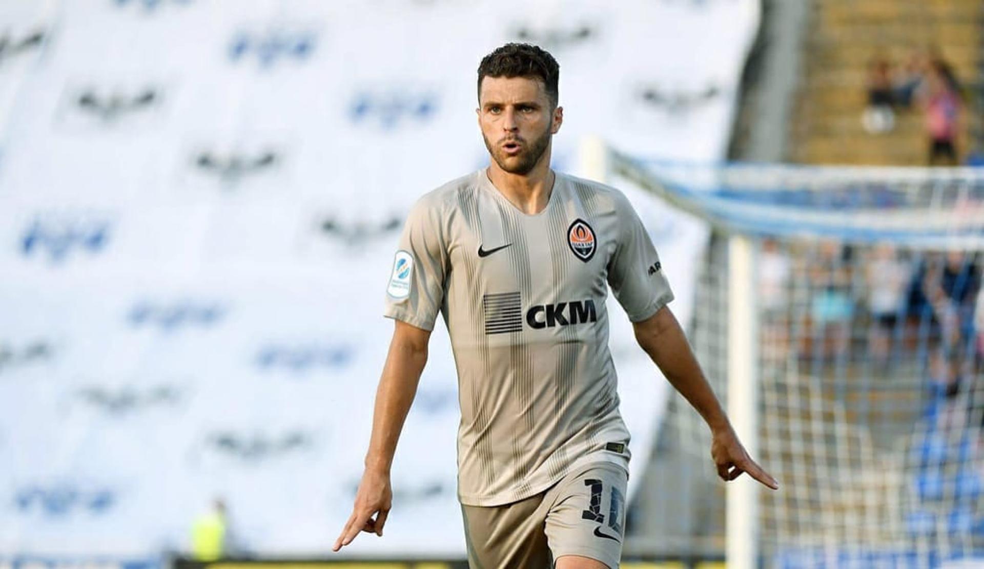 Junior Moraes celebra gol na estreia pelo Shakhtar Donetsk