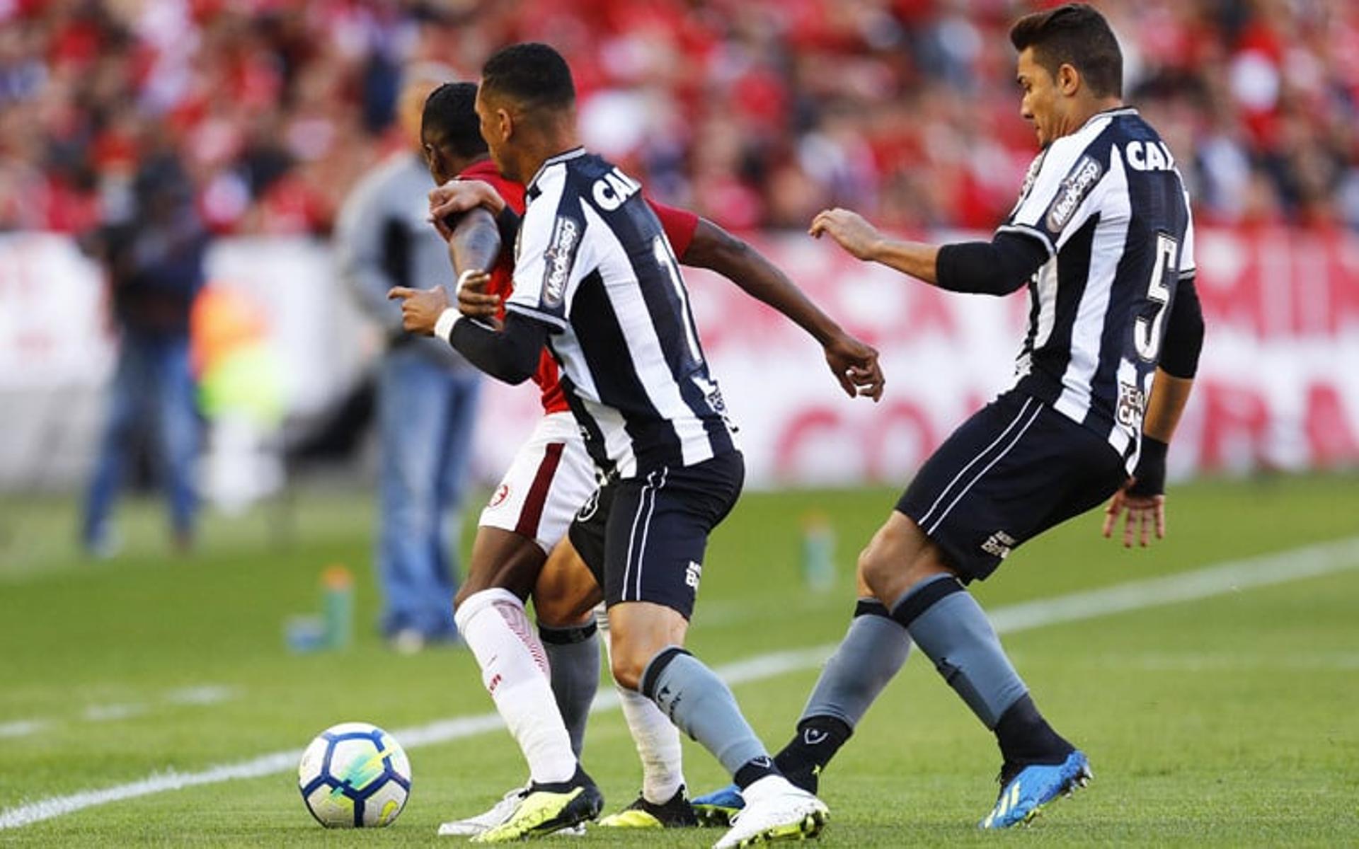 Botafogo e Nacional-PAR nunca se enfrentaram em jogos oficiais. No último jogo do Bota, revés para o Inter (3 a 0) no Brasileiro