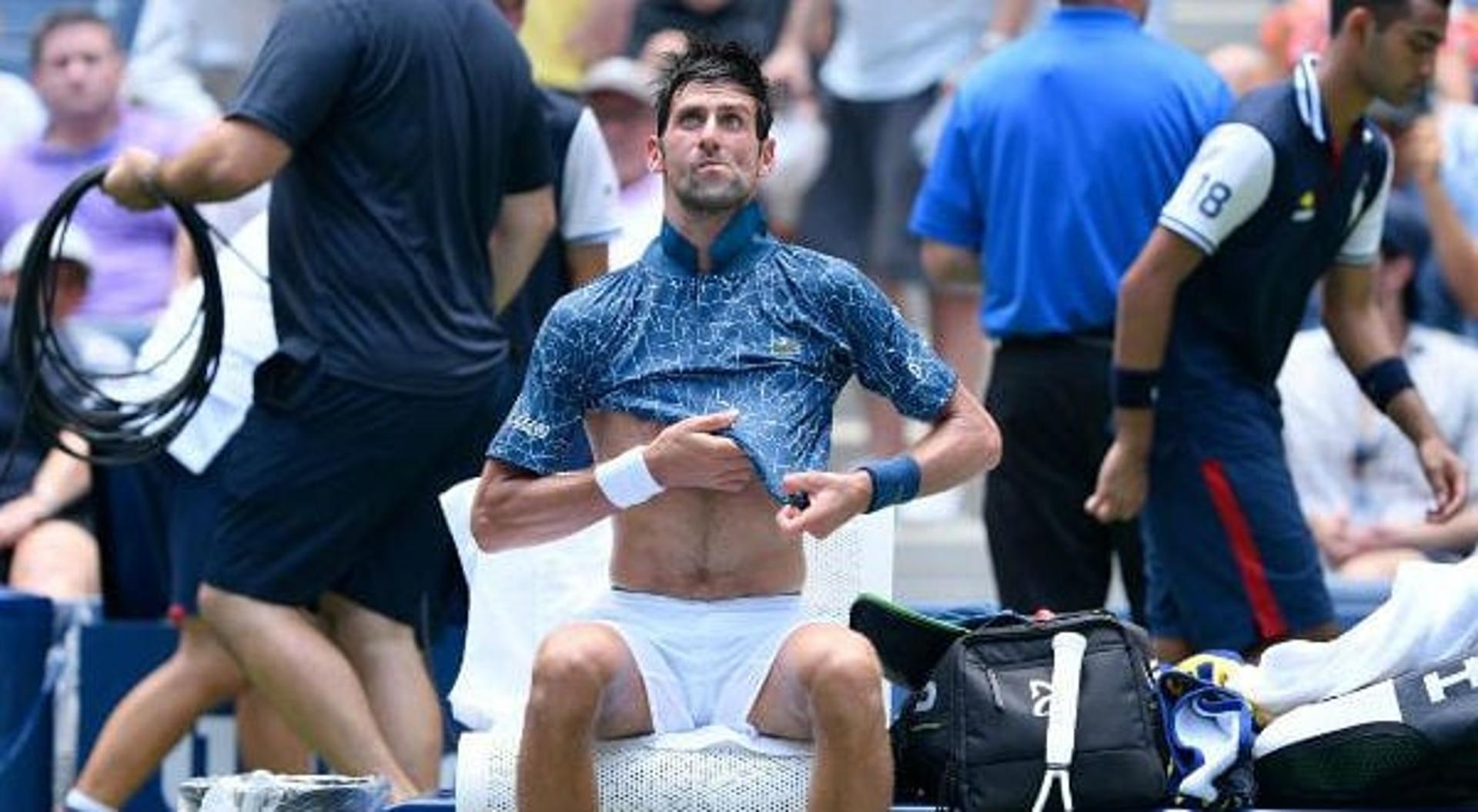 Novak Djokovic sofrendo com o calor