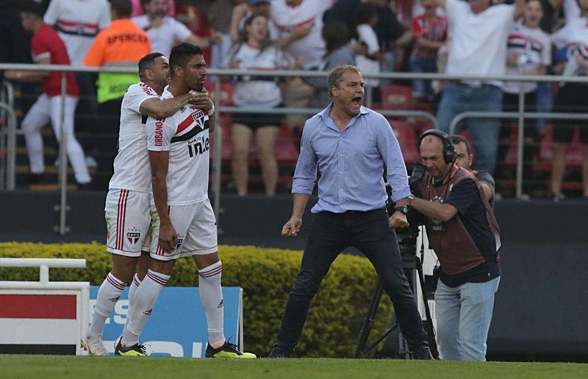 Treinador do São Paulo foi muito efusivo ao comemorar o gol de empate de sua equipe no duelo com o Fluminense