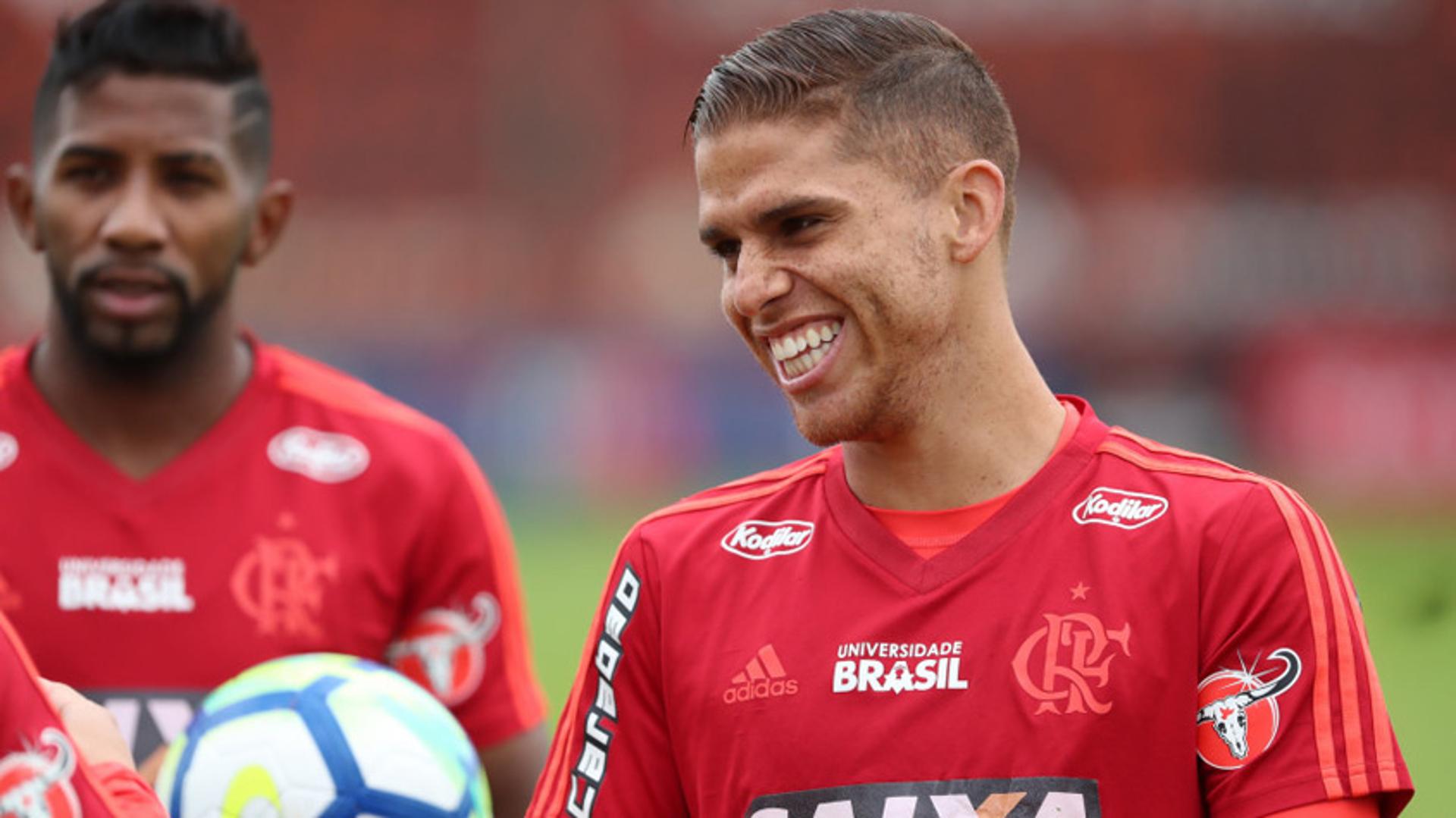 Confira imagens de Cuéllar com a camisa do Flamengo