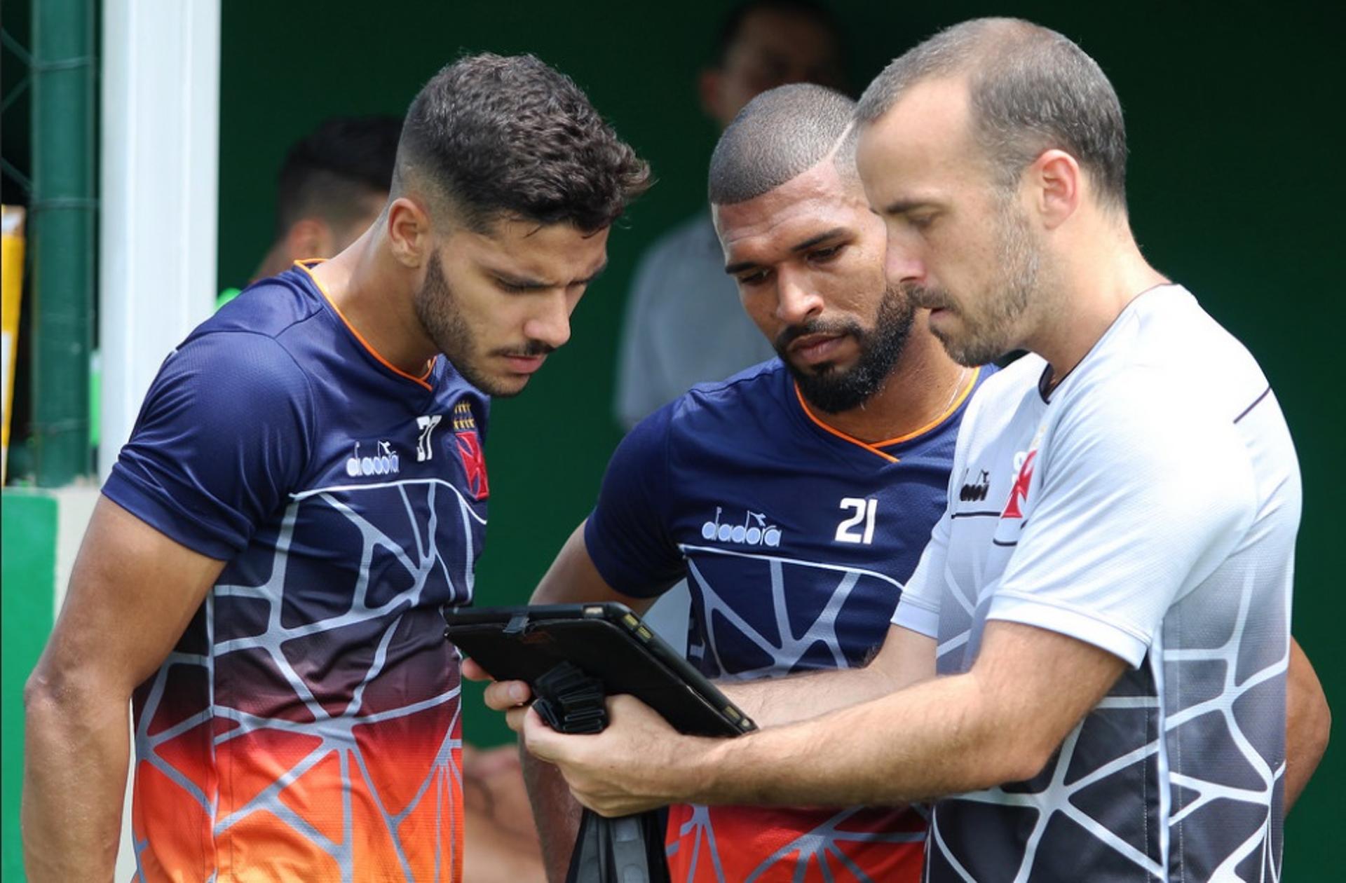 Willian Maranhão e Henrique ouvem instruções durante treino do Vasco no CT do Palmeiras