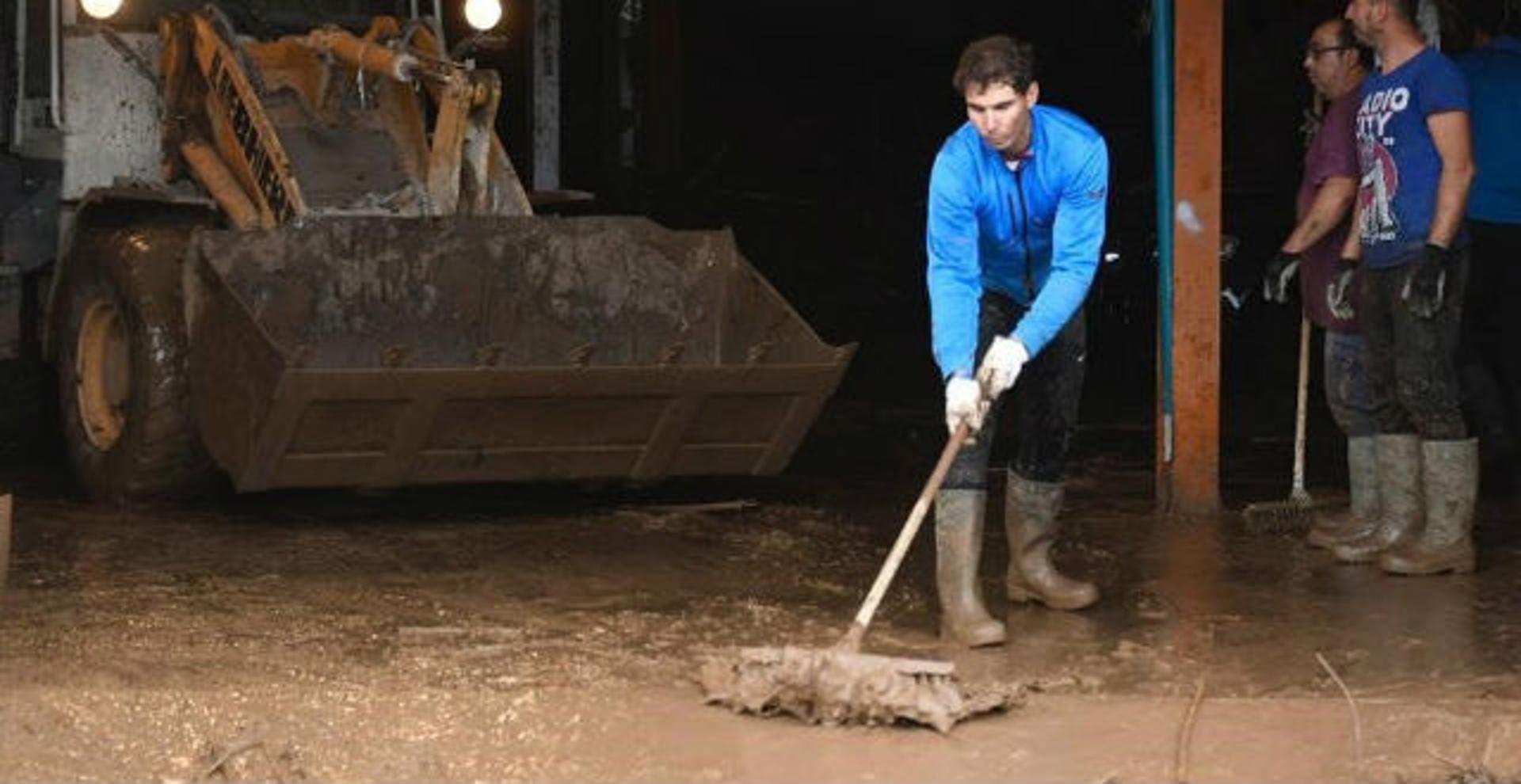 Rafael Nadal ajuda na limpeza da inundação em Mallorca