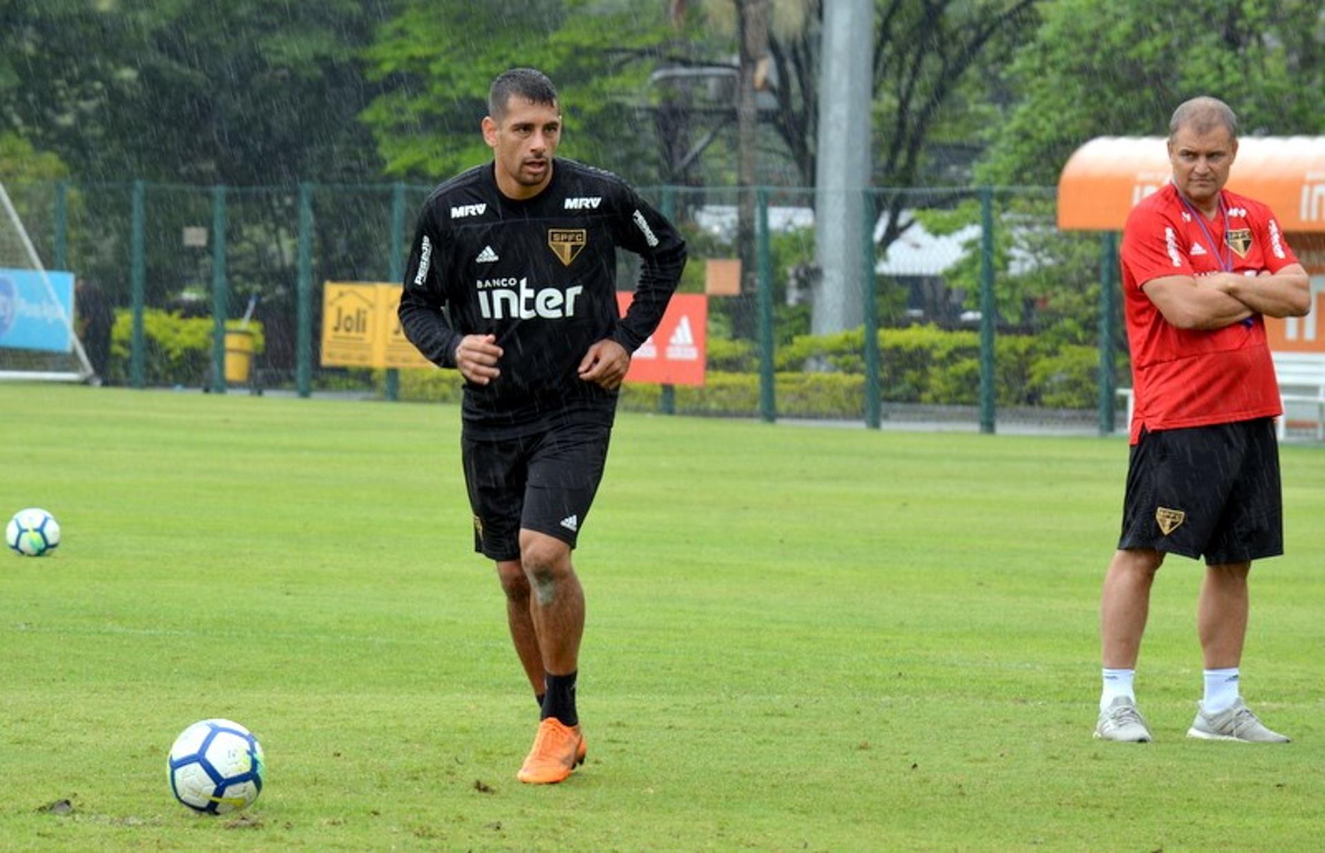 Centroavante Diego Souza treina batidas de falta no CT da Barra Funda