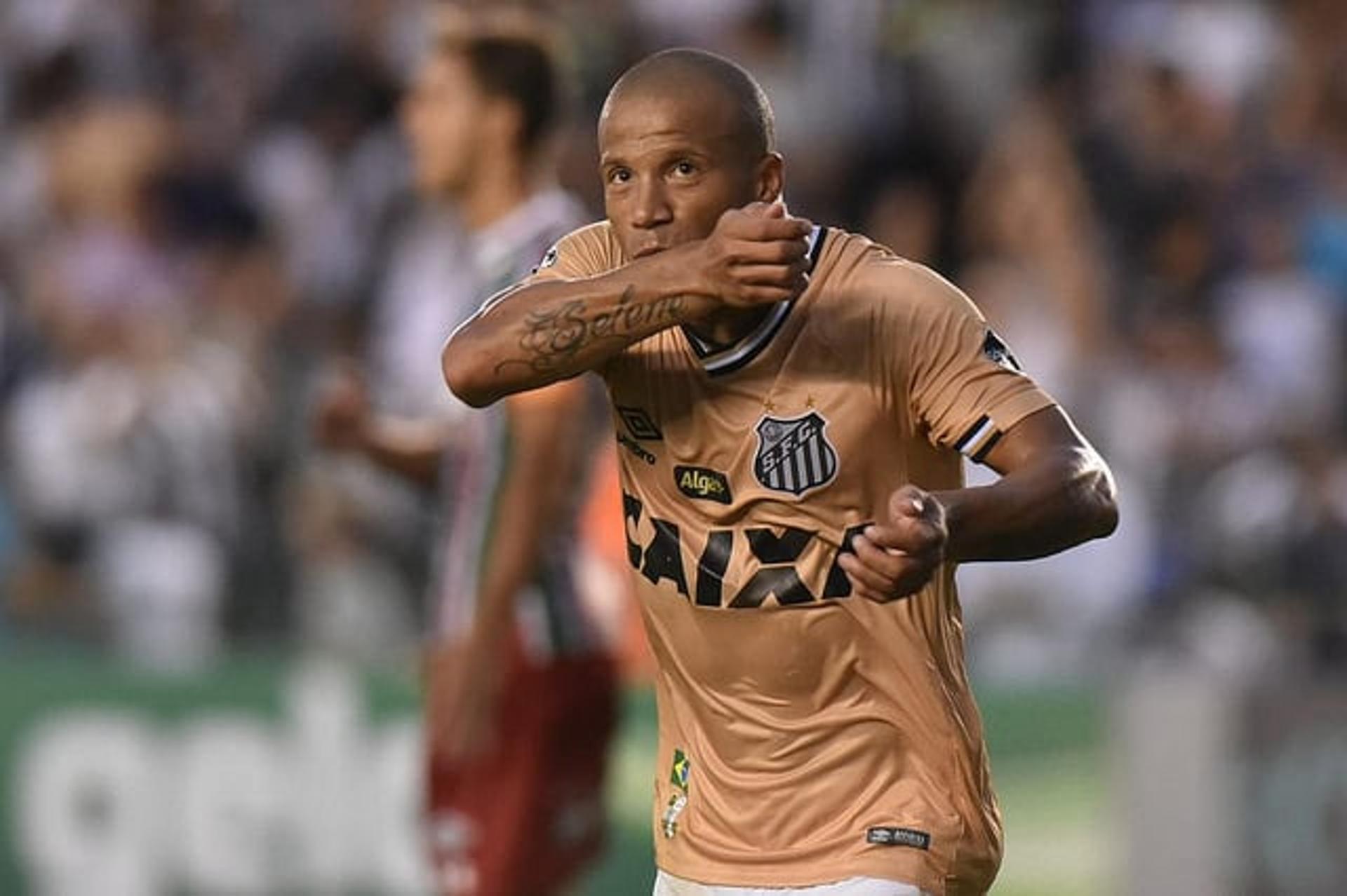 Com gols de Gabriel, Victor Ferraz e Carlos Sánchez, o Santos venceu o Fluminense, na Vila Belmiro, por 3 a 0
