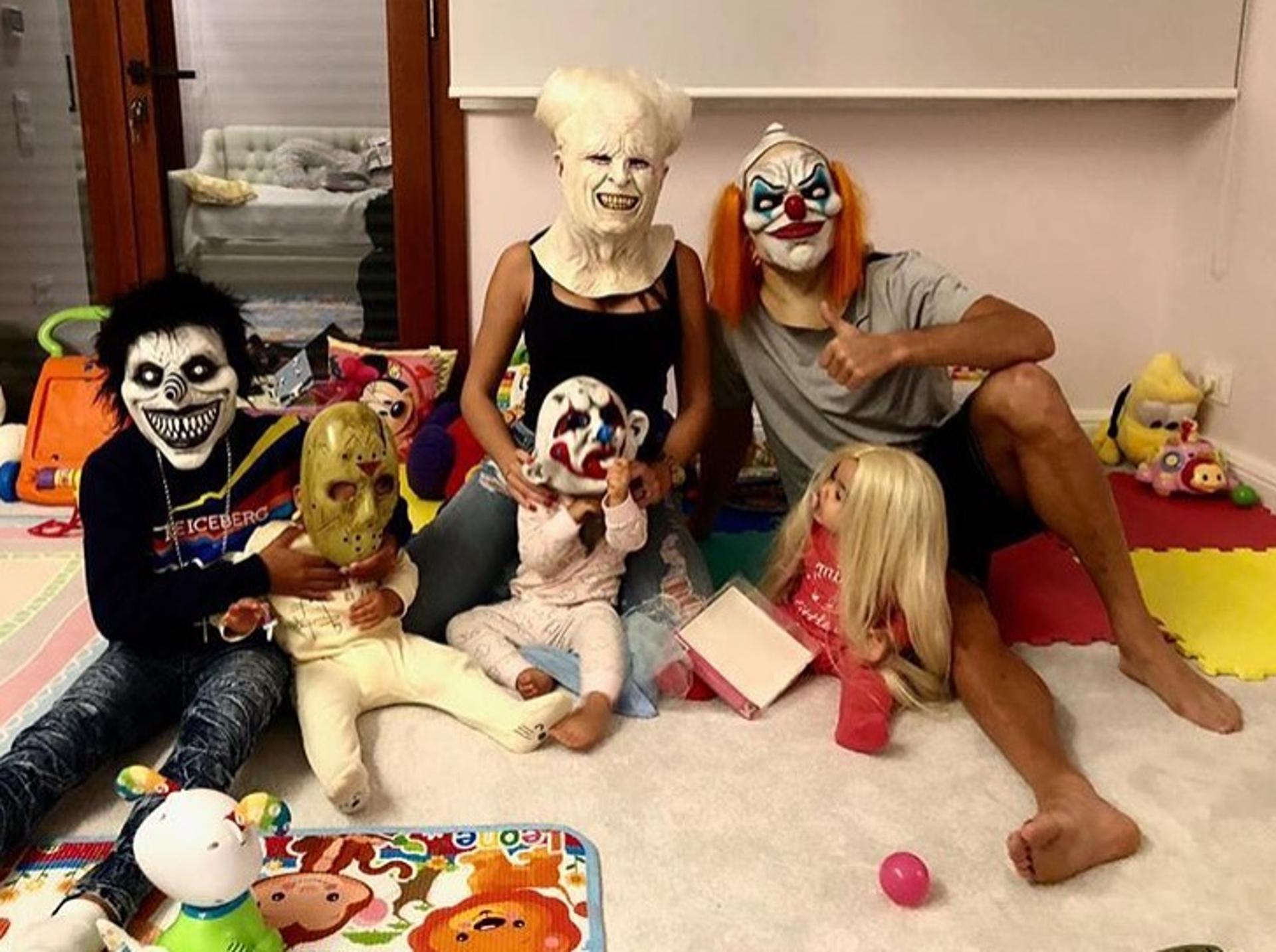 Cristiano Ronaldo se fantasia com noiva e filhos para o Halloween