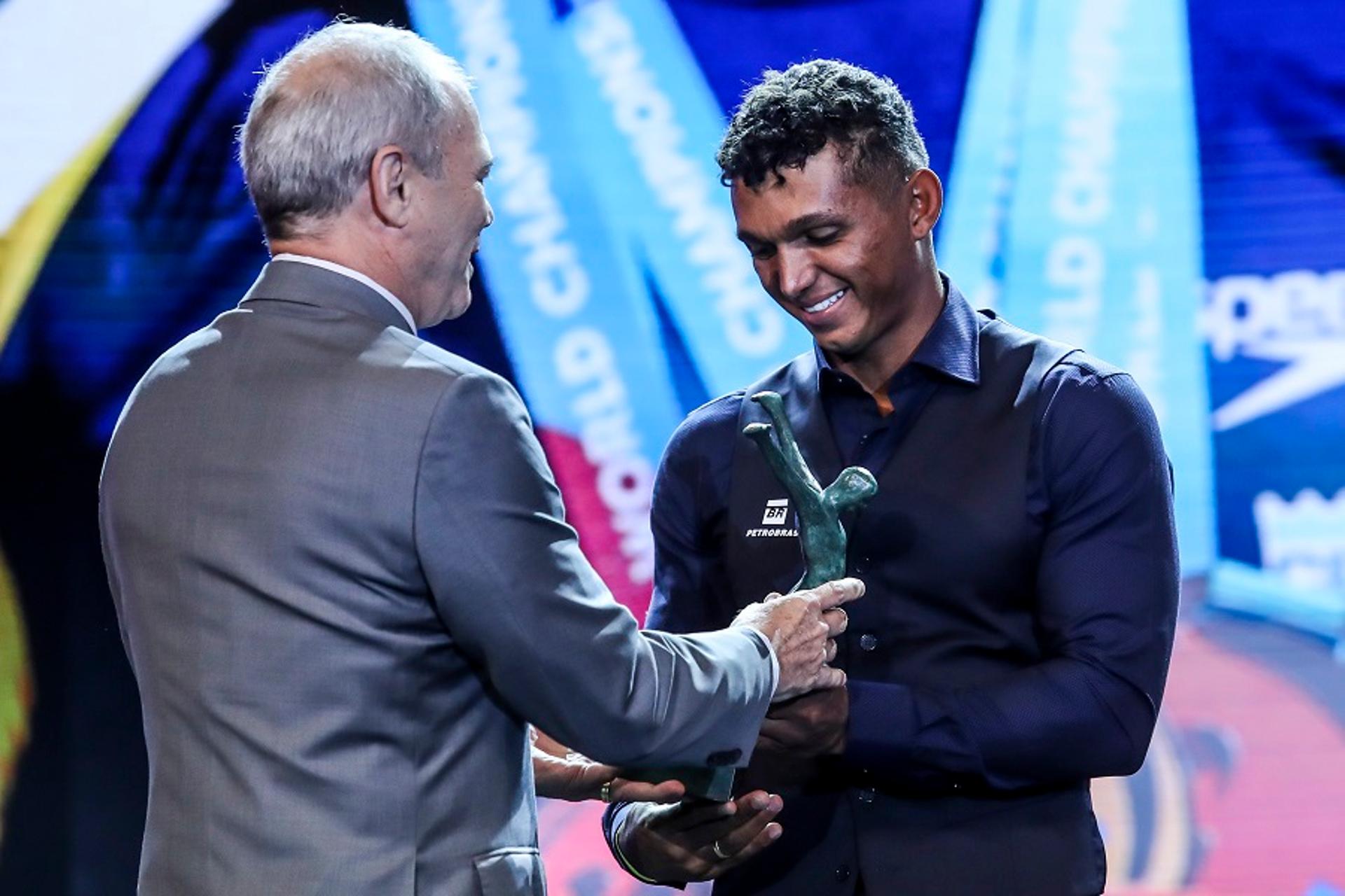 Isaquias Queiroz é eleito o melhor do ano no Prêmio Brasil Olímpico