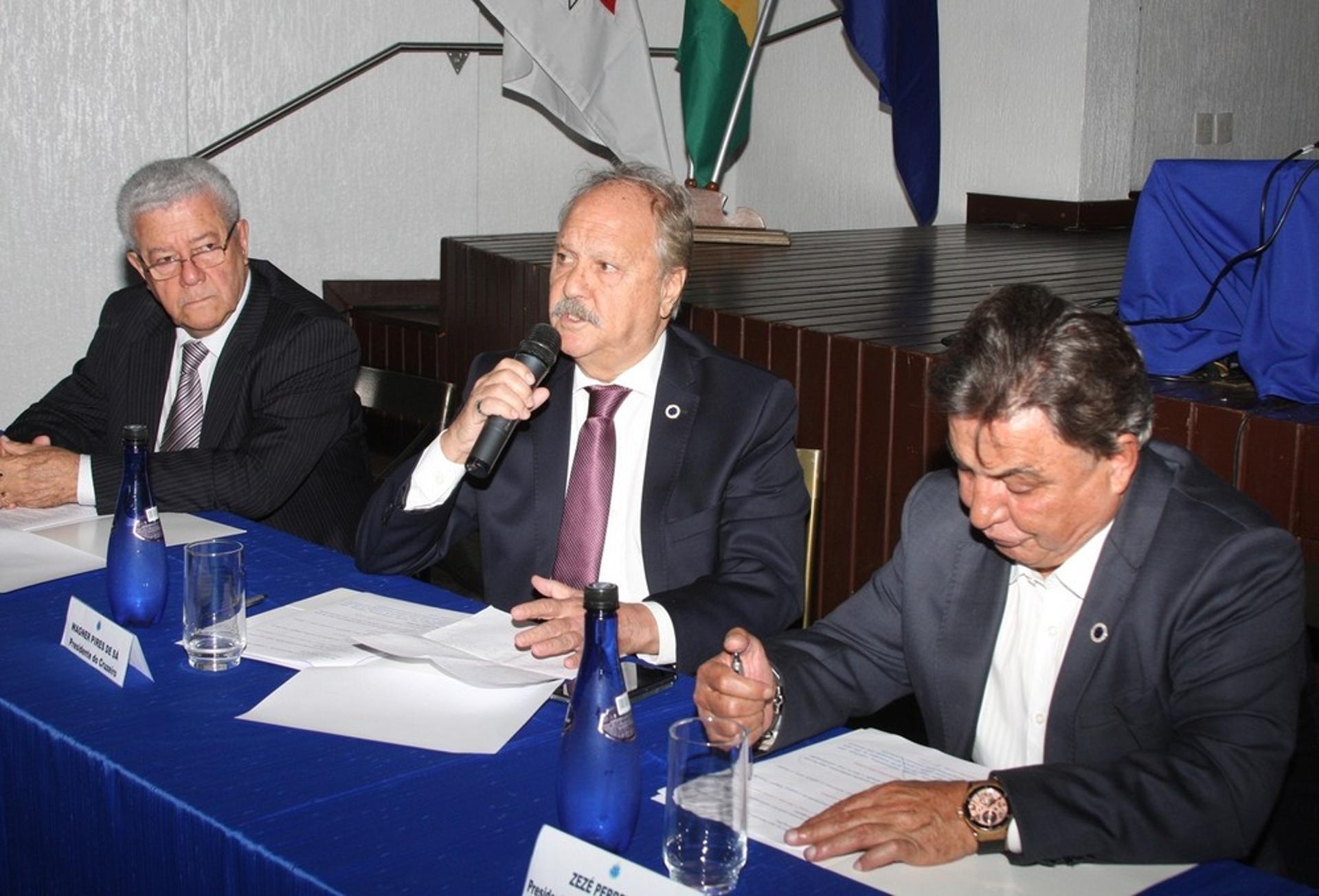 O Conselho do Cruzeiro é presidido por Zezé Perrela, à direita, que também comandou o clube por vários anos
