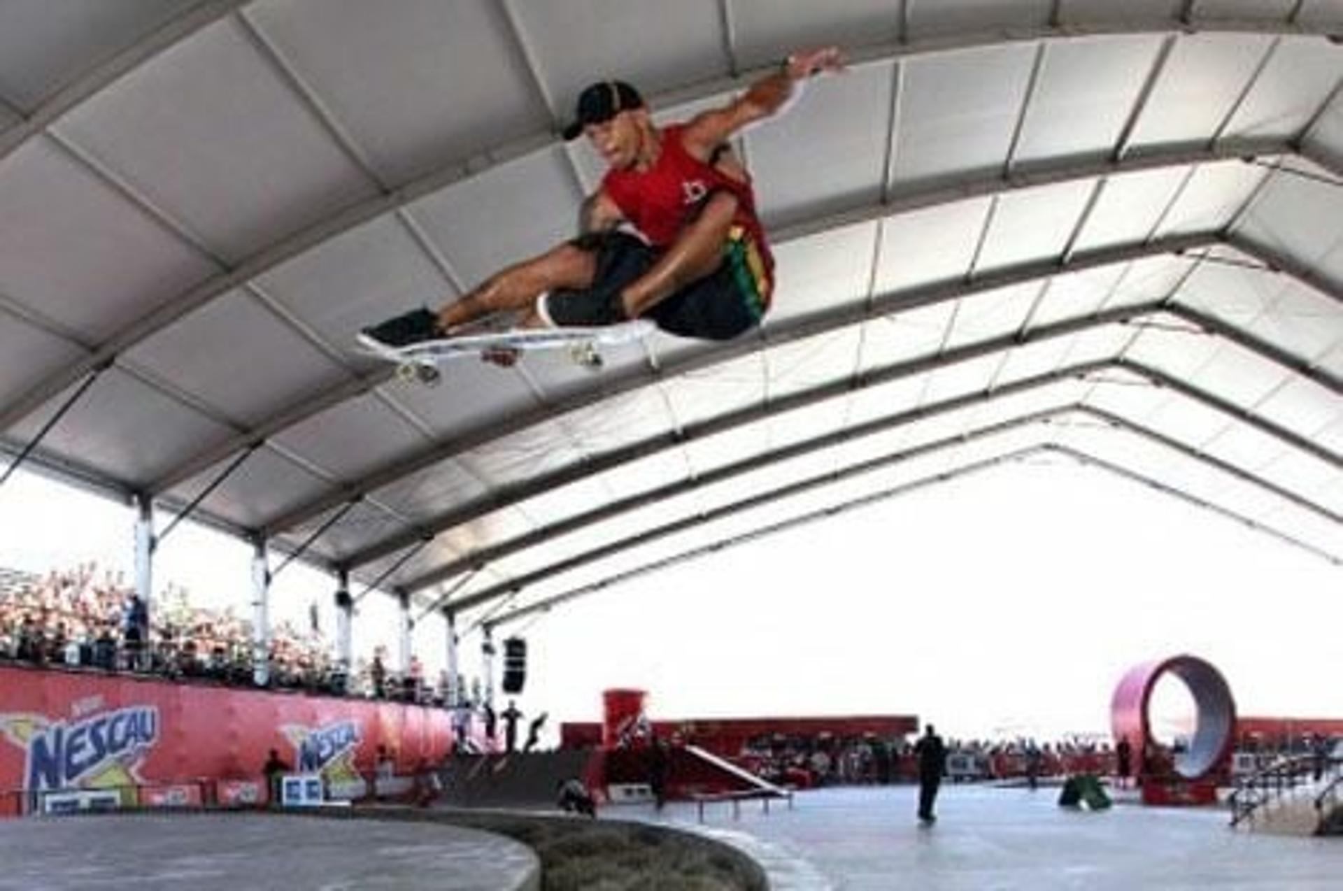Leandro Macaé em ação no skate