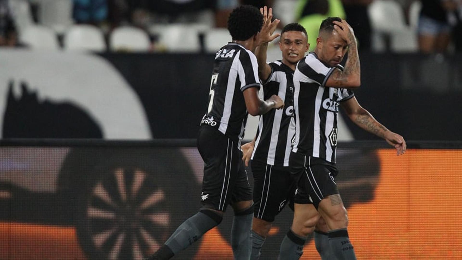 O Botafogo venceu o Cuiabá por 3 a 0, no Estádio Nilton Santos, e avançou à terceira fase da Copa do Brasil. Erik (2) e Rodrigo Pimpão marcaram os gols do triunfo alvinegro. Confira, a seguir, as notas do LANCE! (João Vitor Castanheira -&nbsp;joaovitor@lancenet.com.br)