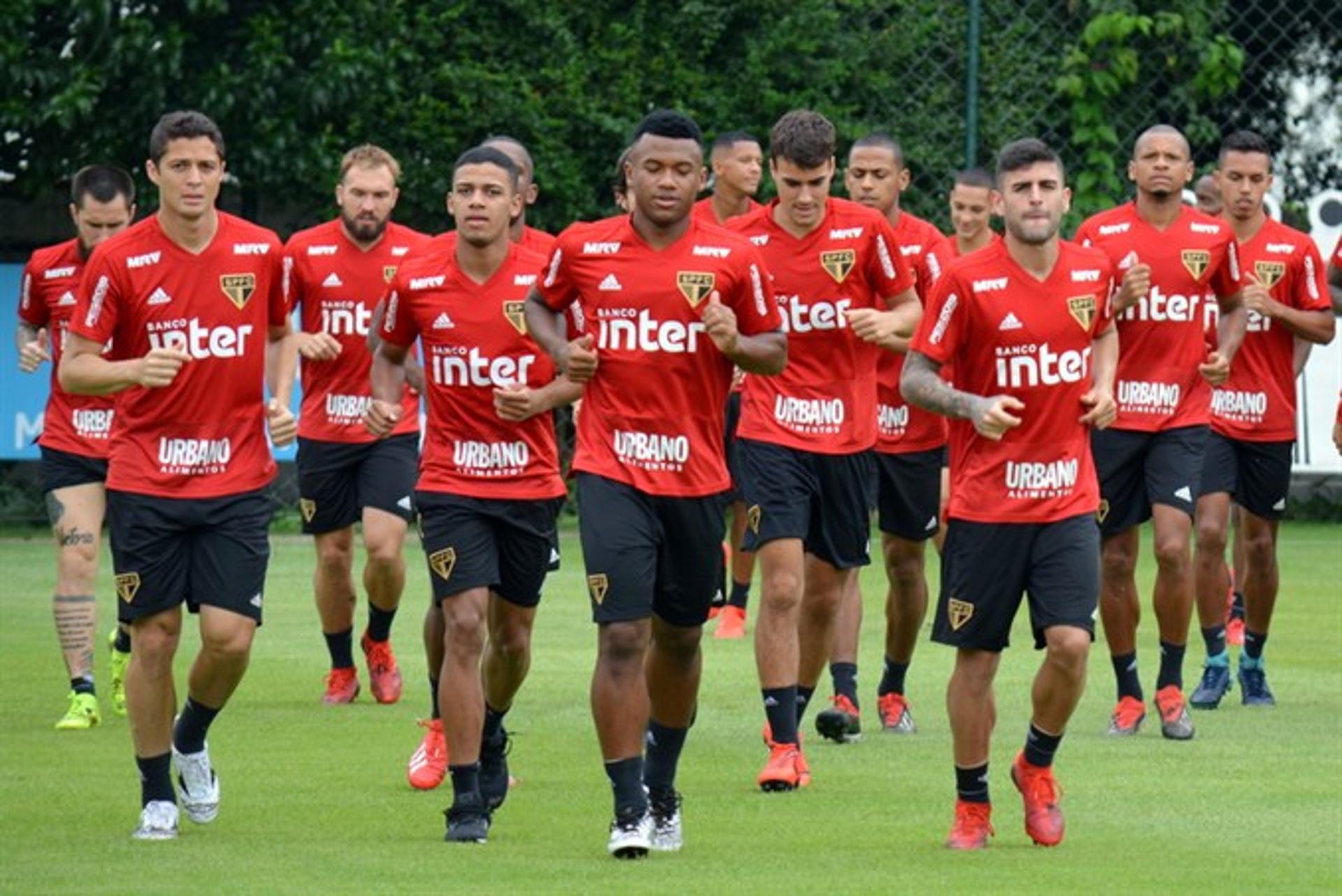 Jogadores do São Paulo correm em volta do gramado durante o aquecimento