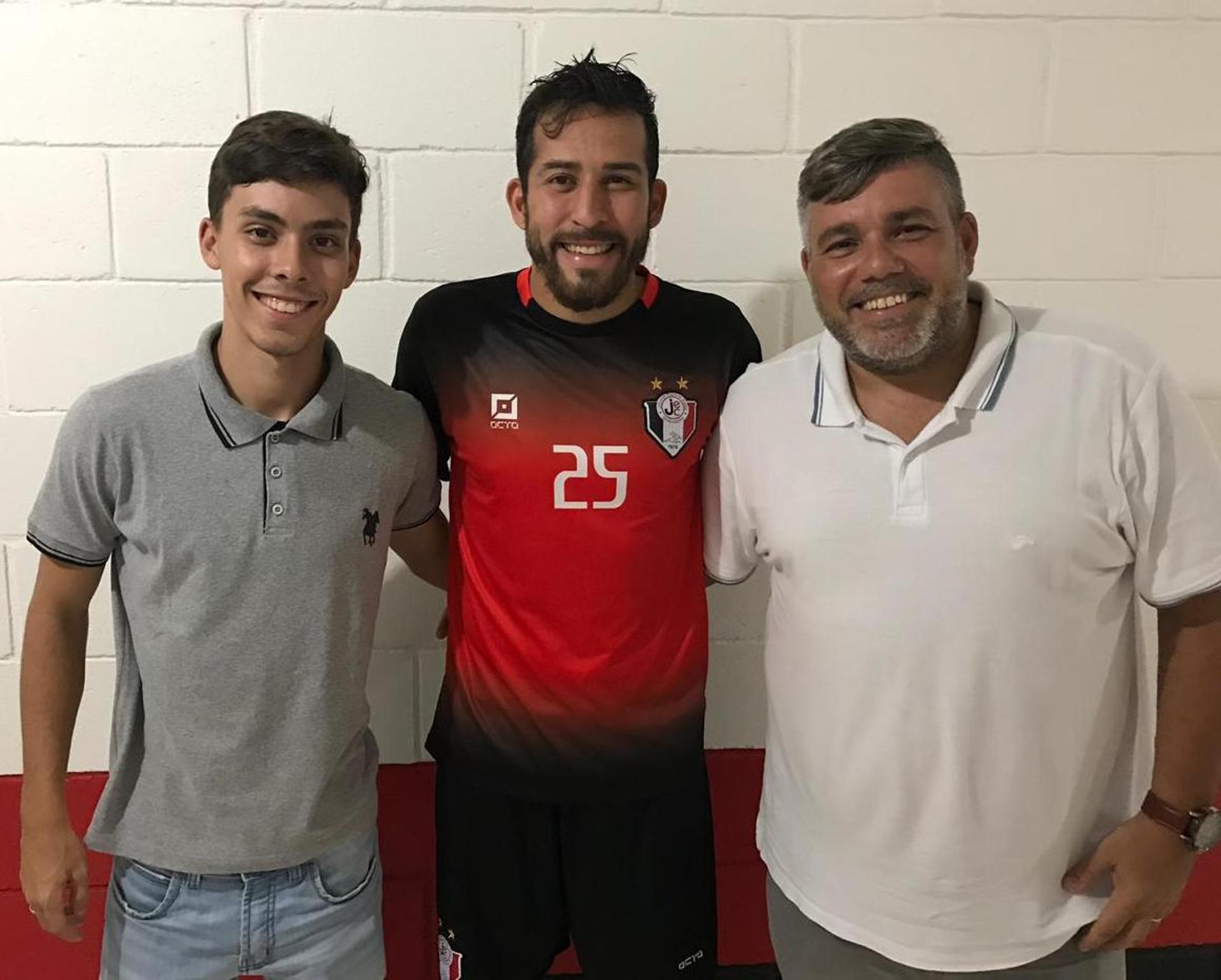 Murilo Lopes (esq) e Beto Lopes (dir), respectivamente gerente de mídias sociais e diretor presidente da BL Sports, estavam ao lado de Leandro Bulhões no ato da assinatura do novo contrato do volante com o Joinville