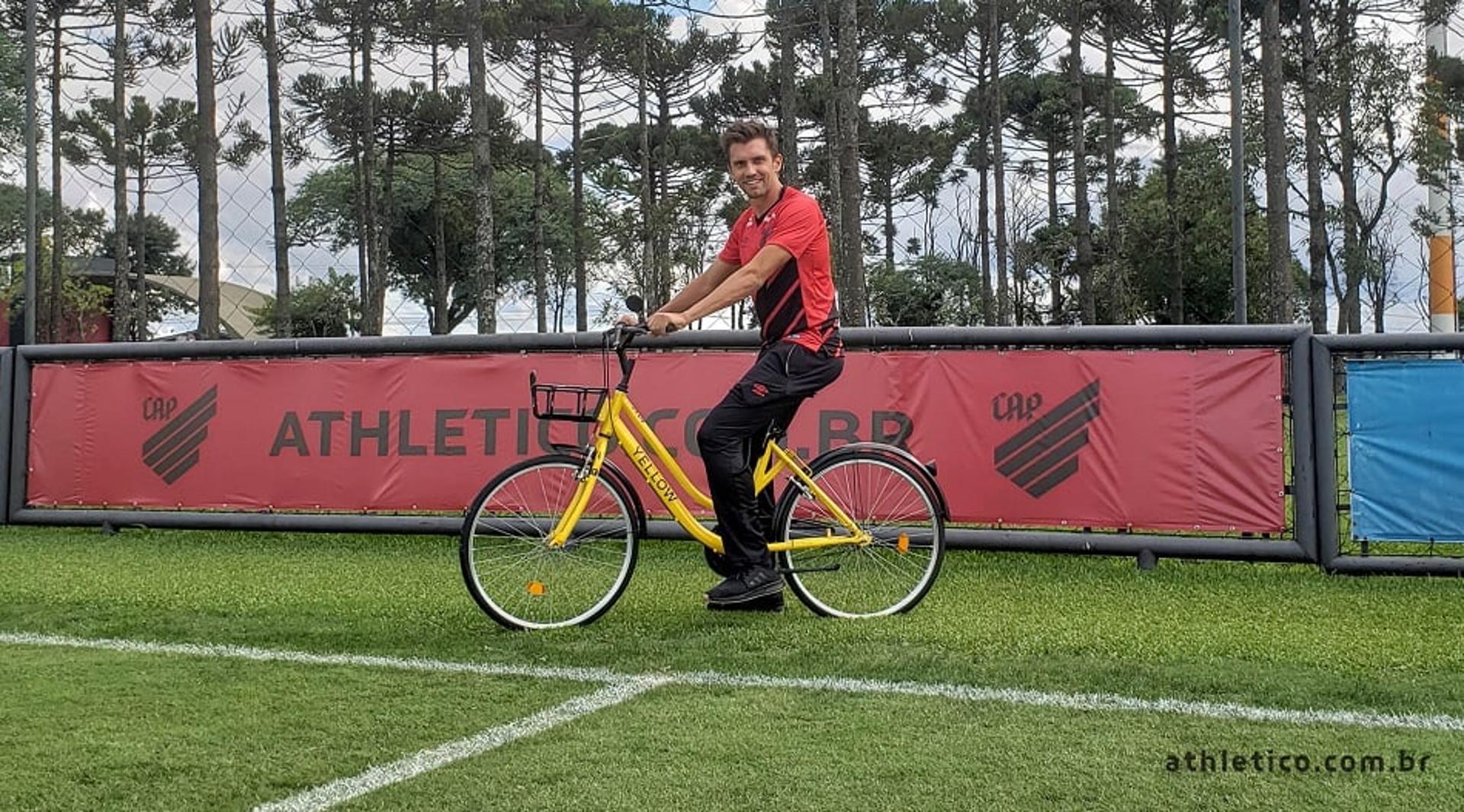 Paulo André em anúncio da parceria entre Athletico e Yellow