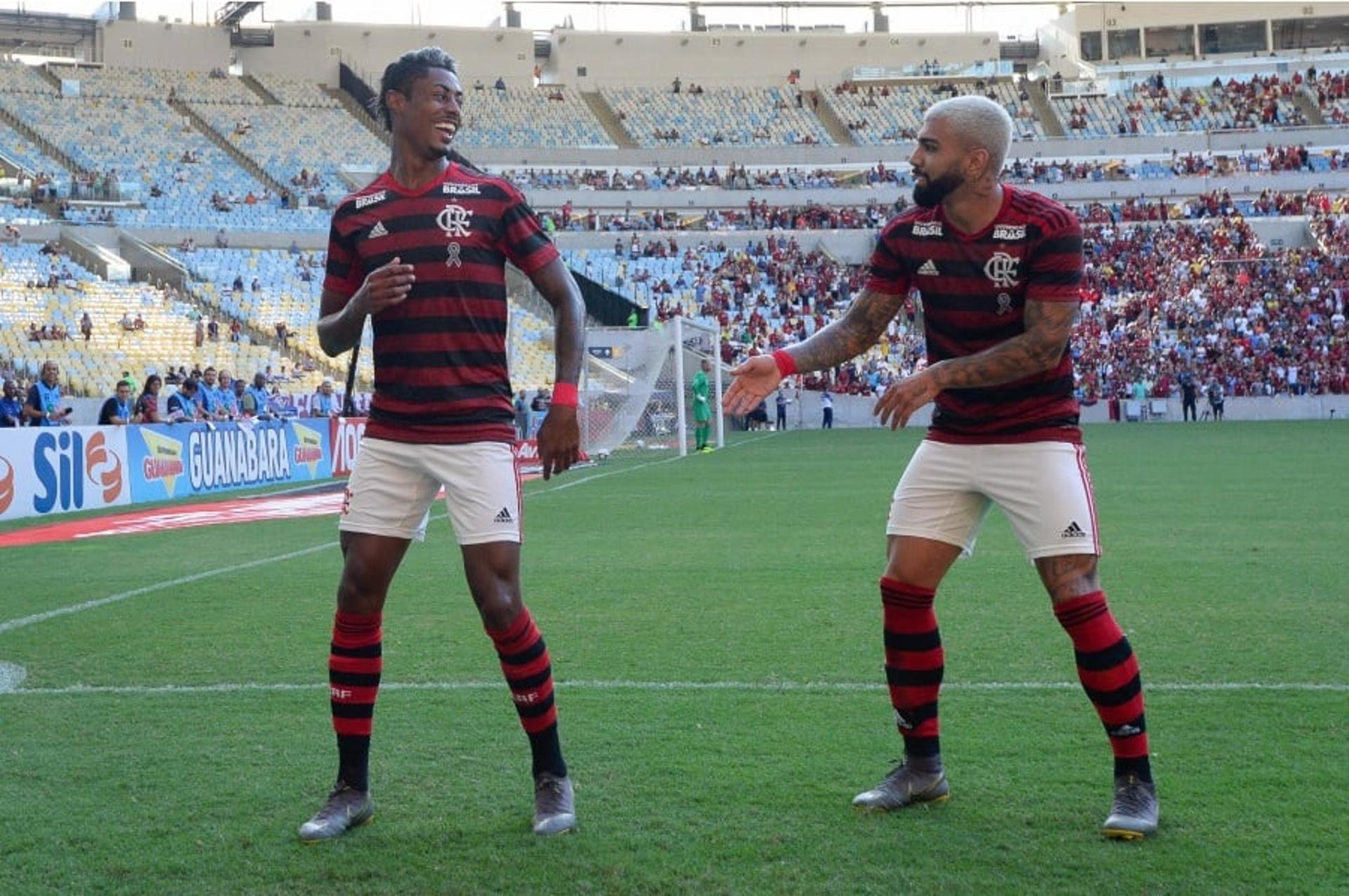 Bruno Henrique e Gabigol celebram gol contra o Fluminense