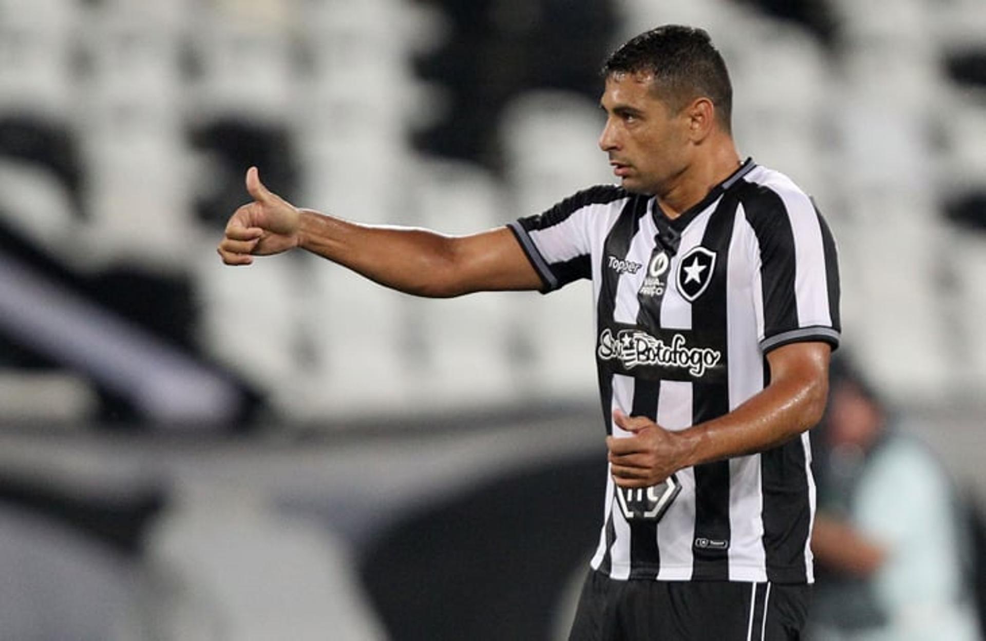 Imagens de Diego Souza pelo Botafogo