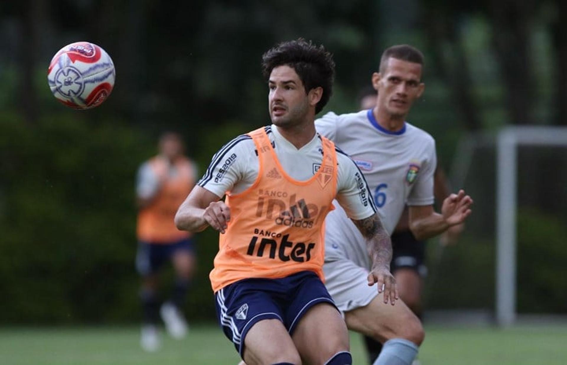 Alexandre Pato deixou boa impressão em seu primeiro jogo-treino nesta passagem