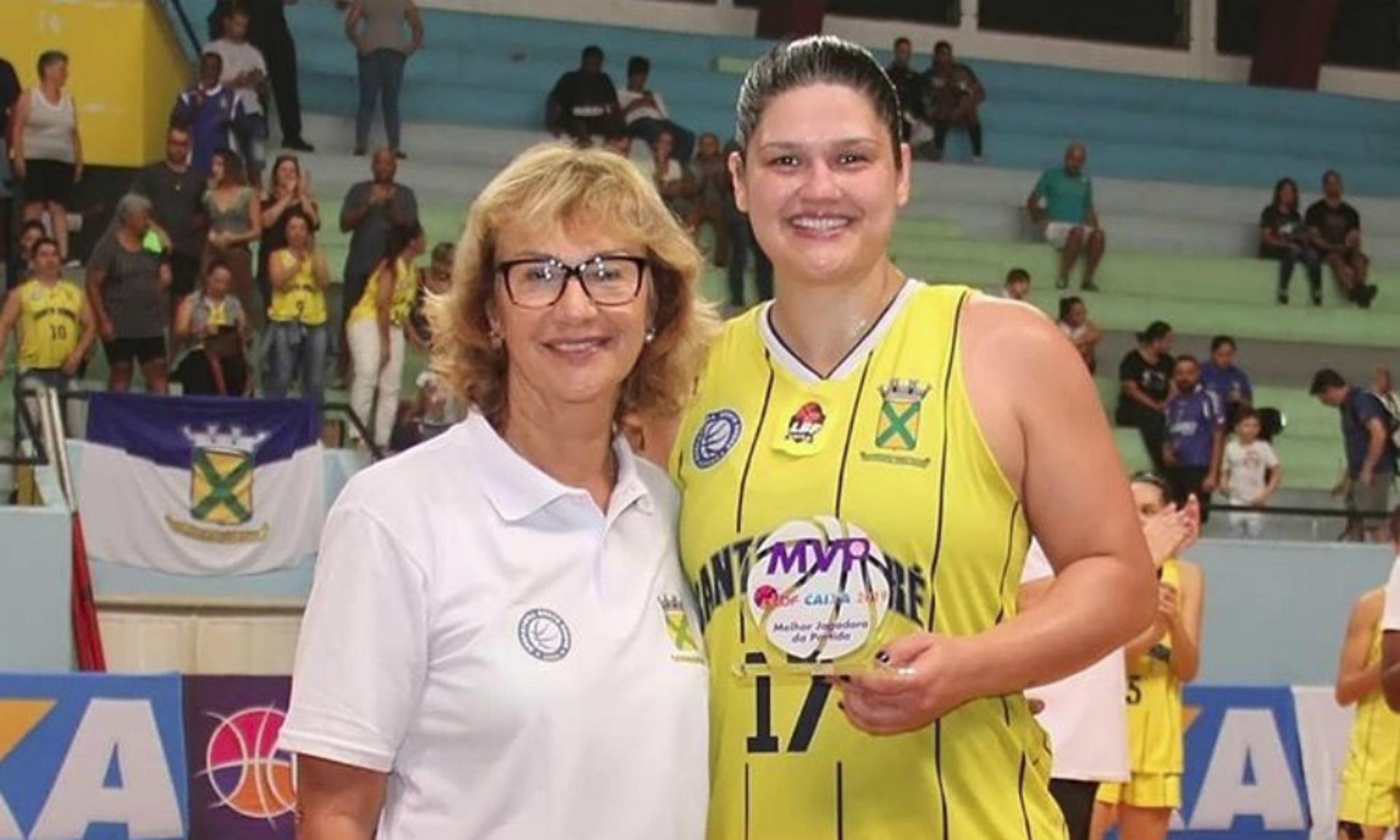 Barbara recebeu o troféu de melhor do jogo das mãos de Arilza Coraça (Jorge Bevilacqua)
