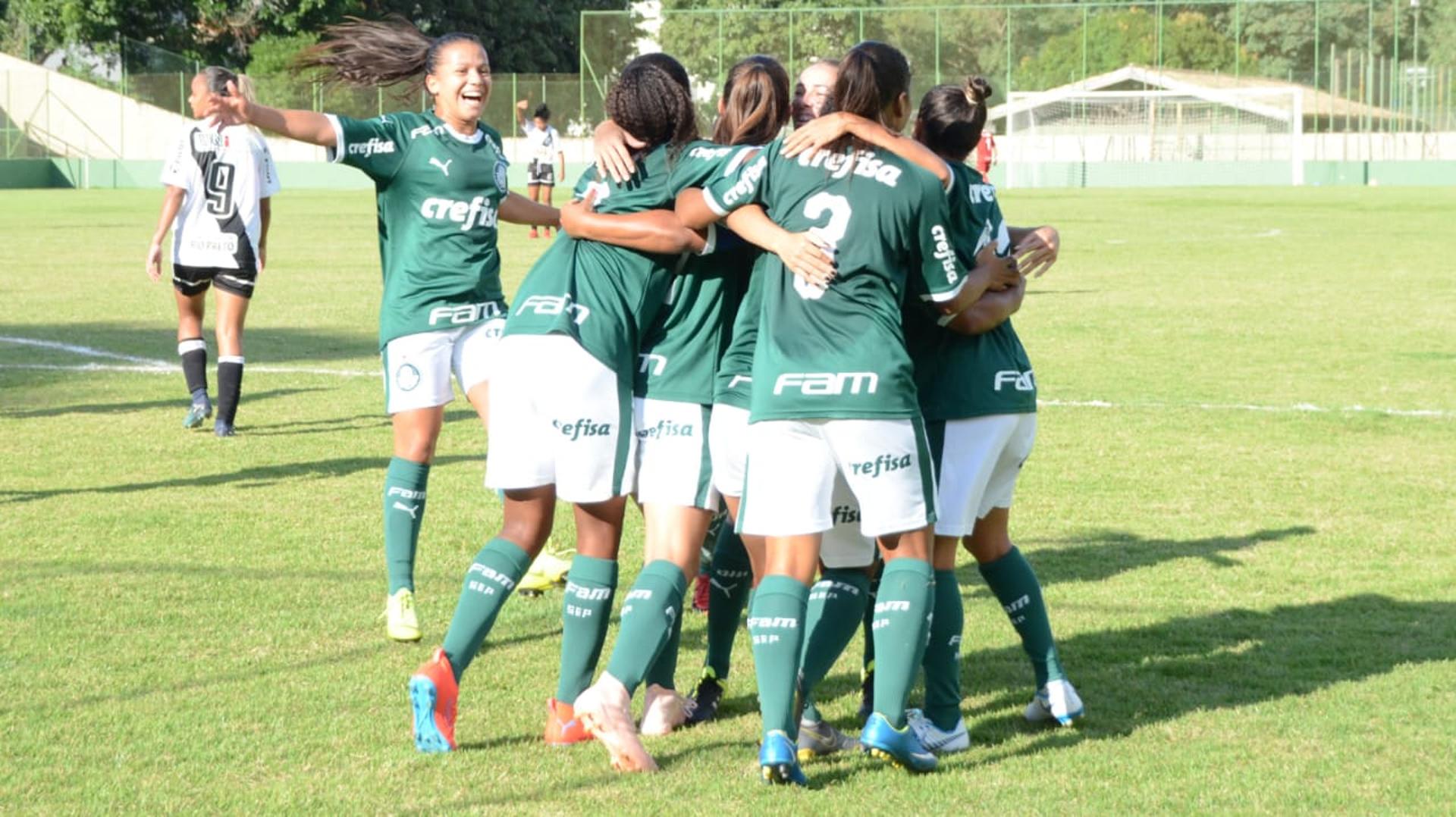 Jogadoras do Palmeiras comemoram um dos dois gols da zagueira Camila neste domingo