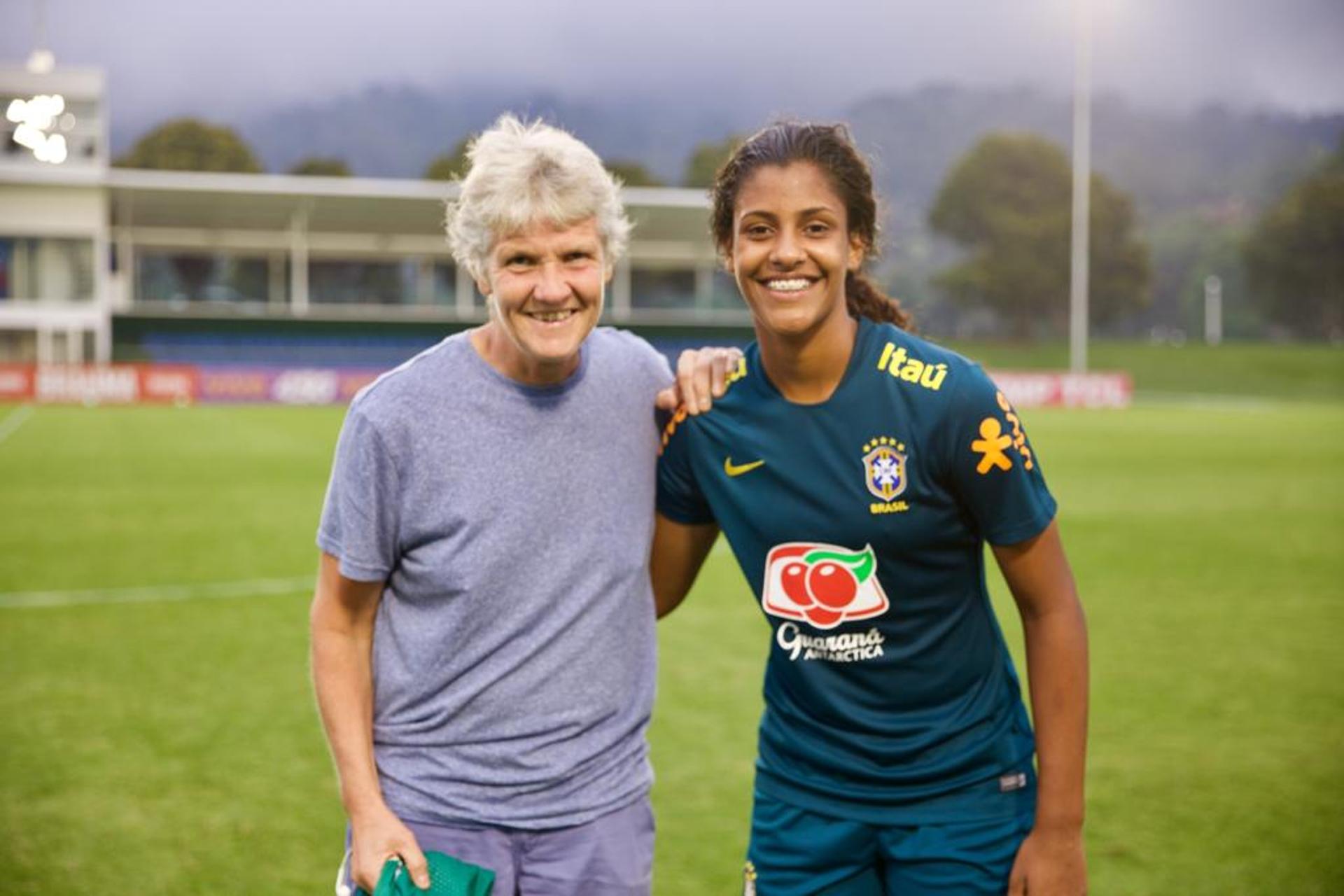 Kaylane posou para fotos com a treinadora Pia Sundhage