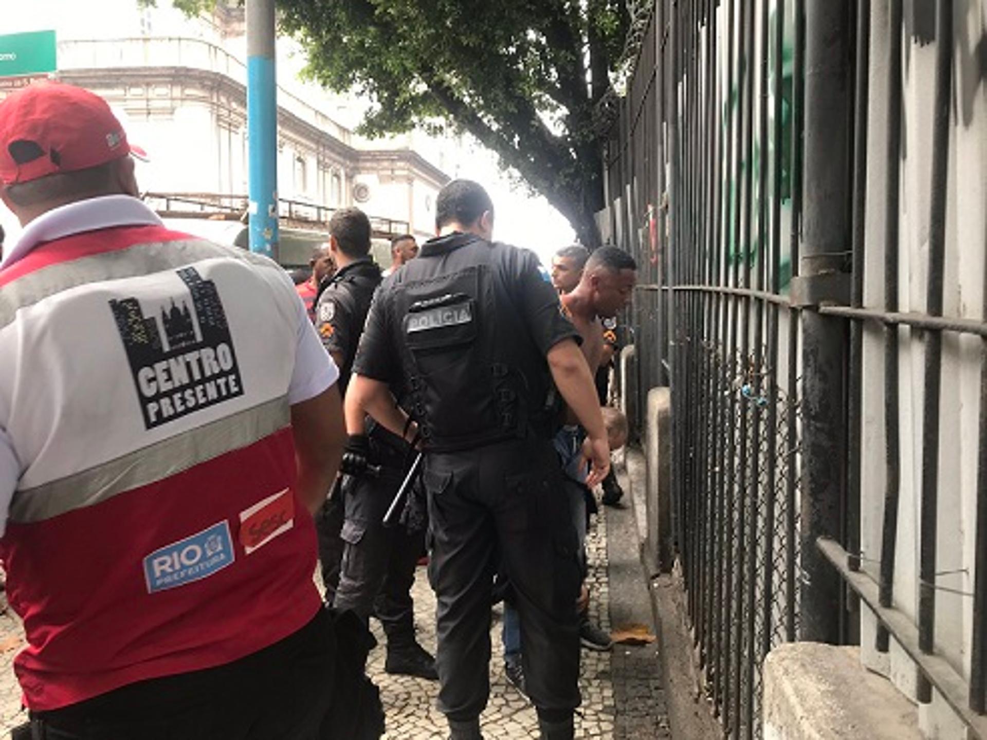 Homem é preso suspeito de furtar celular na comemoração do Flamengo