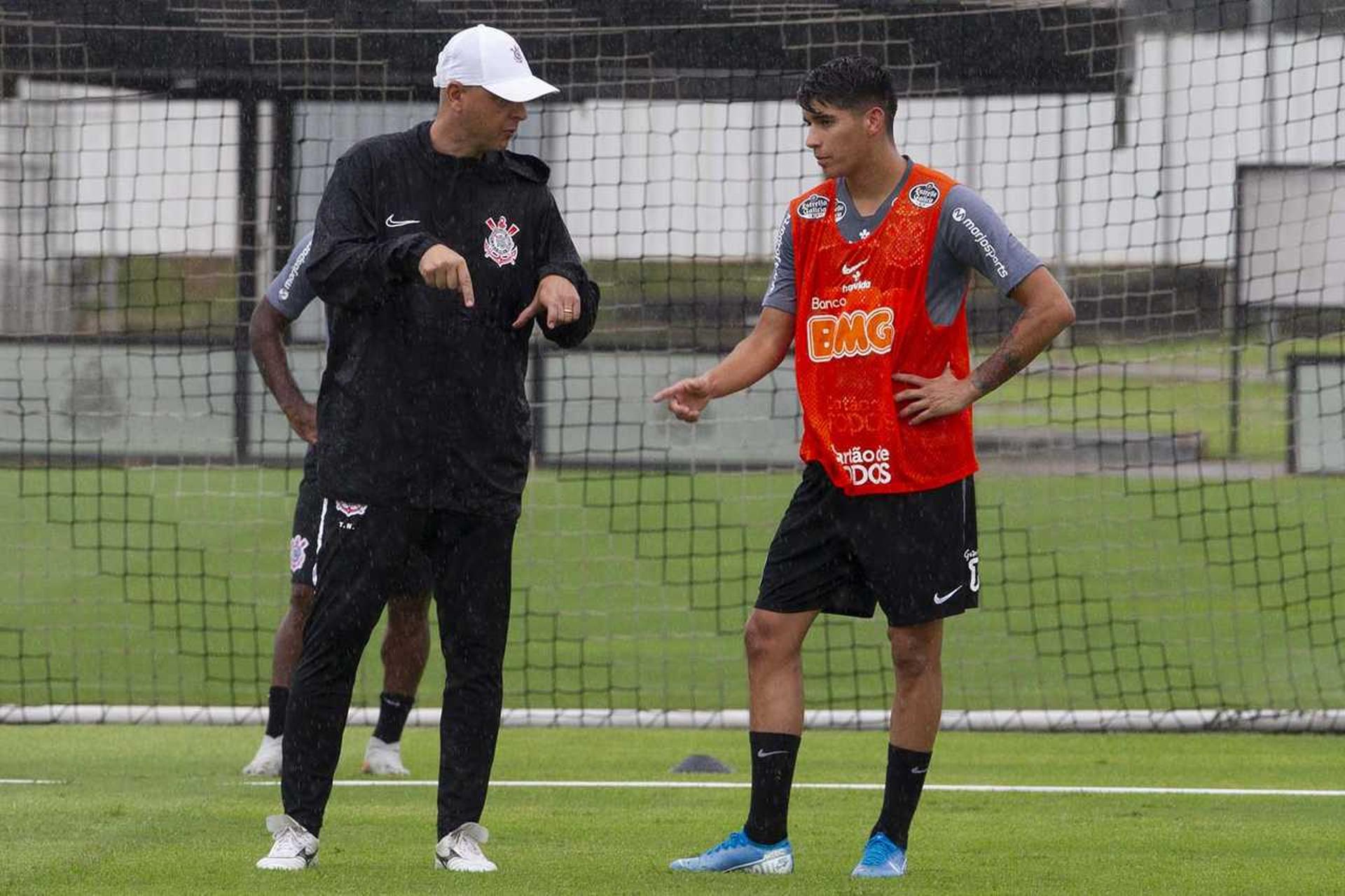 Araos terá algumas conversas com Tiago Nunes nas próximas semanas