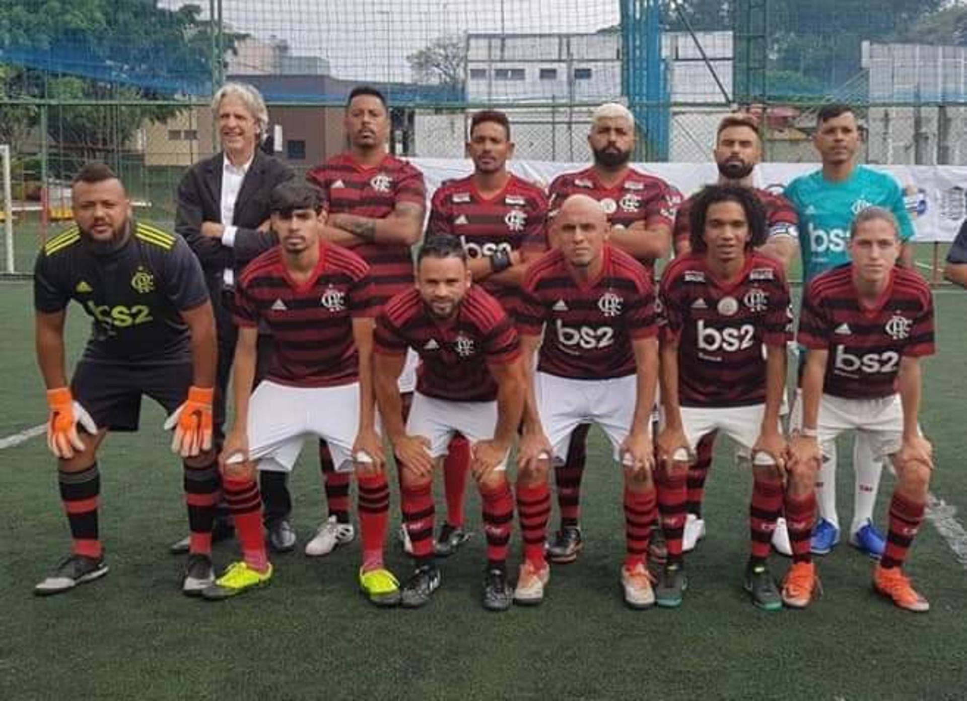 A equipe de sósias do Flamengo conta com as presenças de Alex Muralha e do lateral Roberto Carlos