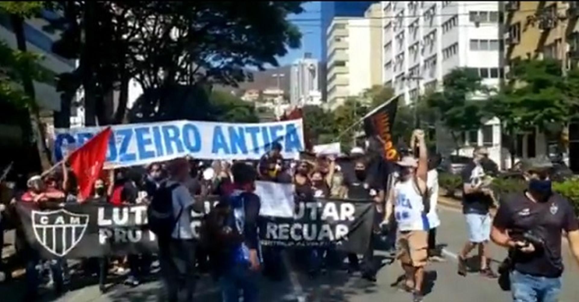 Torcedores dos dois maiores clubes mineiros se uniram para protestar contra atos atidemocráticos