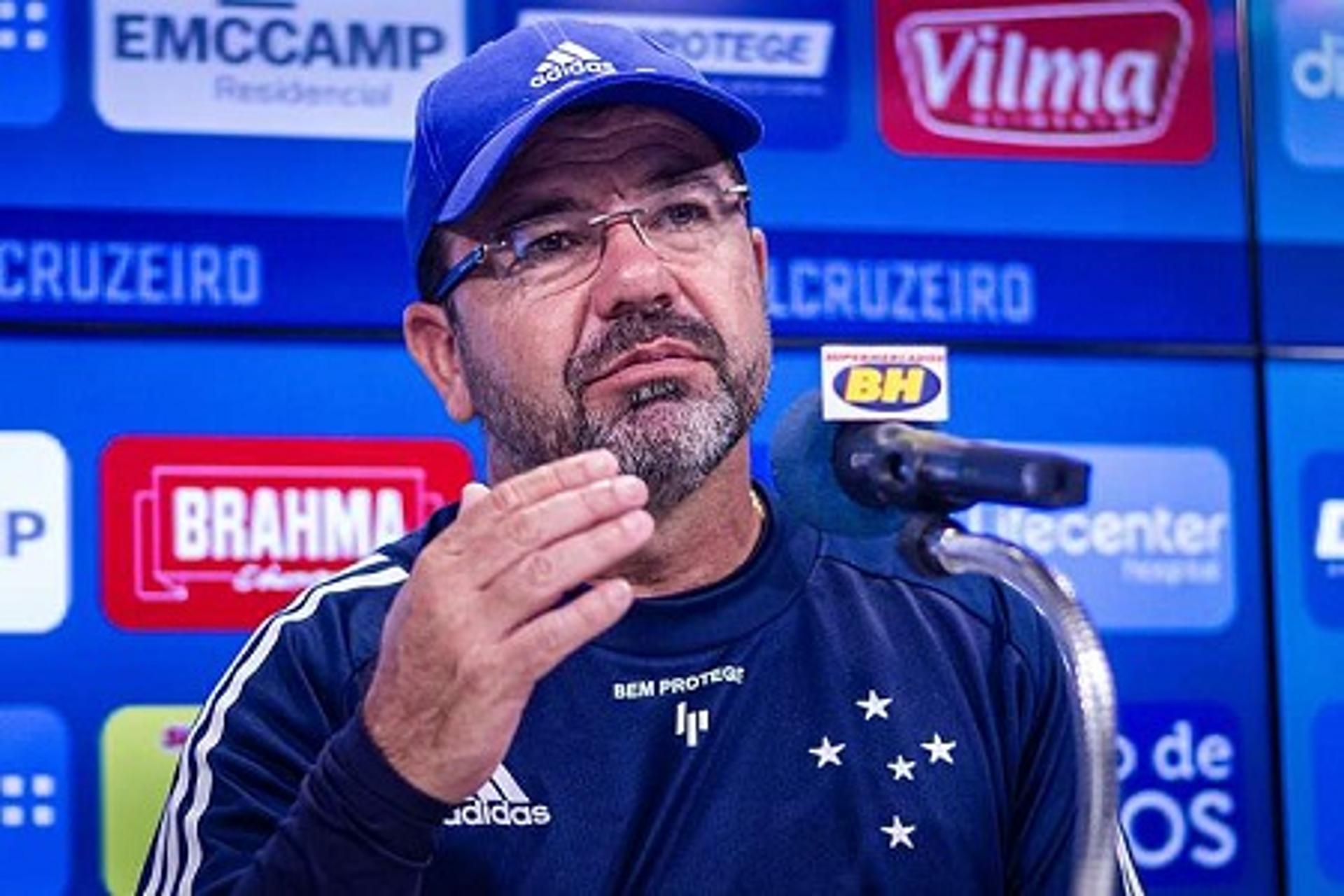 Enderson Moreira demonstra otimismo com o Cruzeiro na Série B, mas indica dificuldades no início da competição