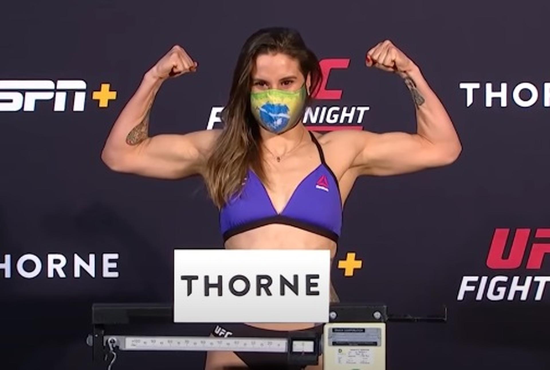 Jennifer não teve problema e ficou abaixo da marca do peso-mosca (Foto: Reprodução/YouTube/UFC)