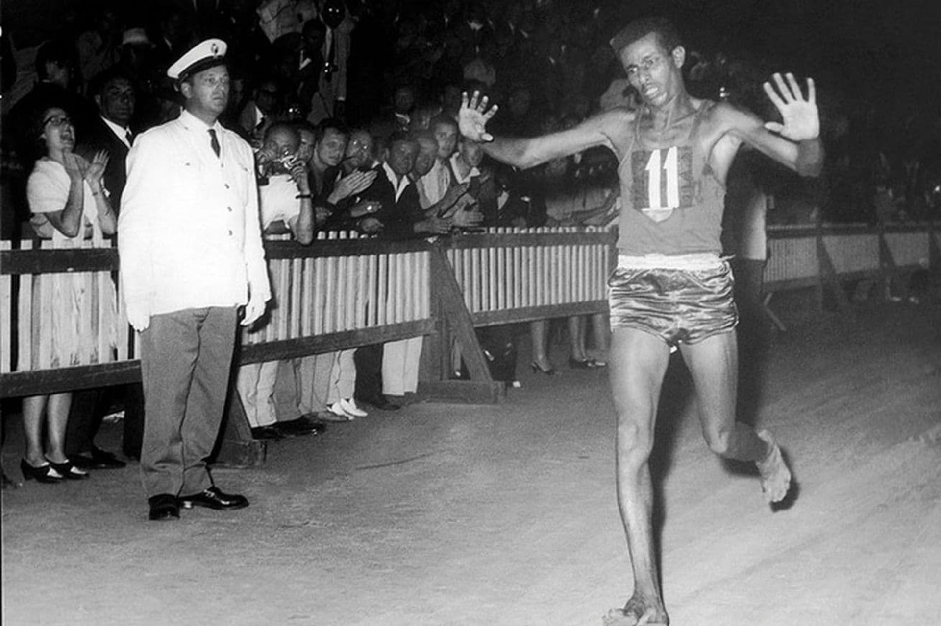 Abebe Bikila correndo descalço na maratona olímpica de Roma, em 1960