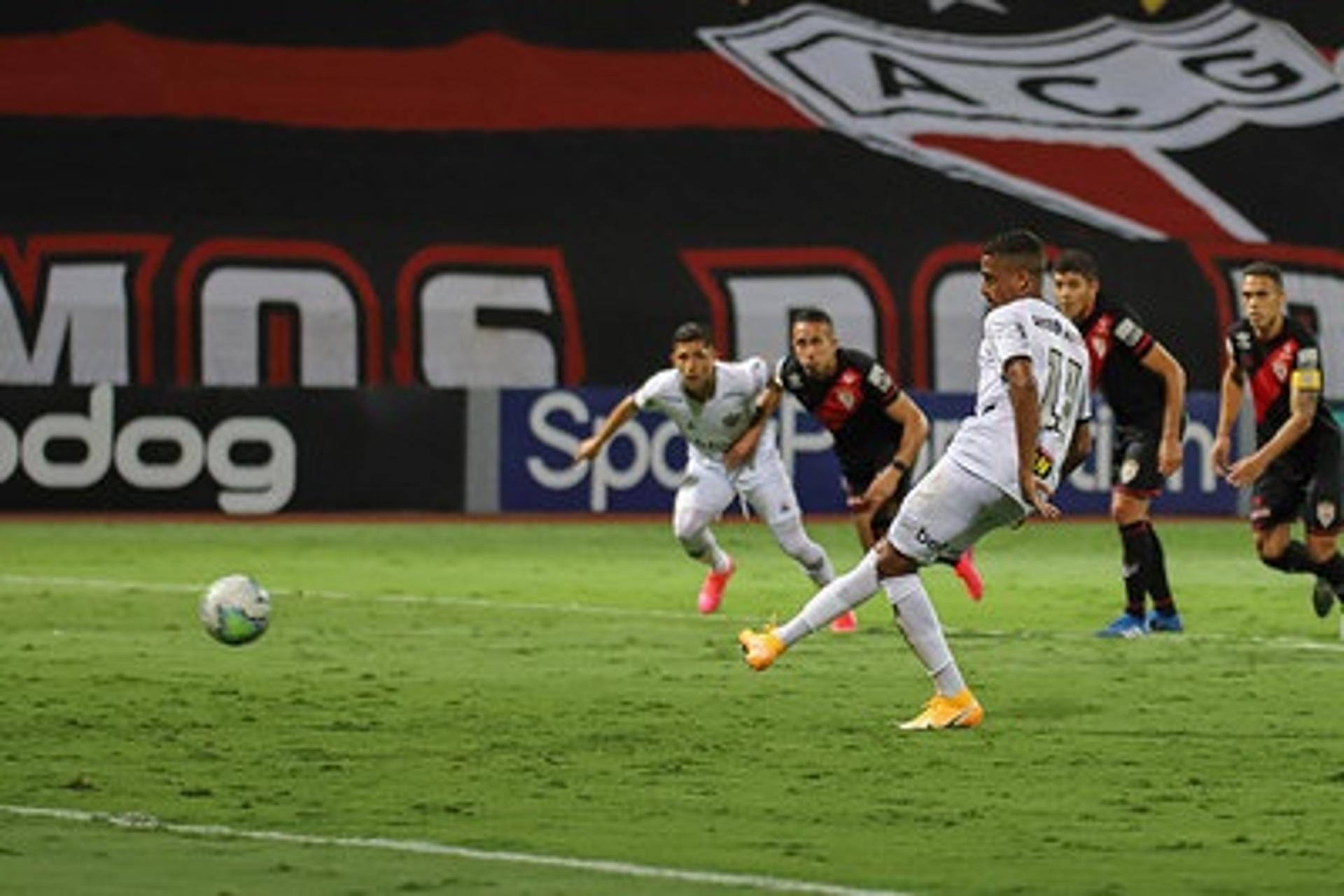 Keno foi o nome da noite do Galo ao marcar três gols na vitória por 4 a 3 sobre o Atlético-GO