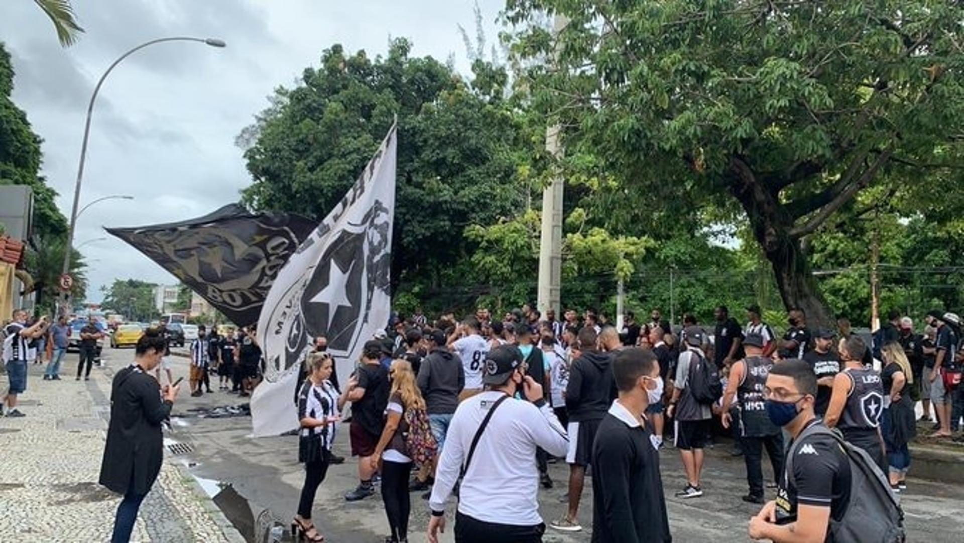 Torcida do Botafogo protesta em General Severiano