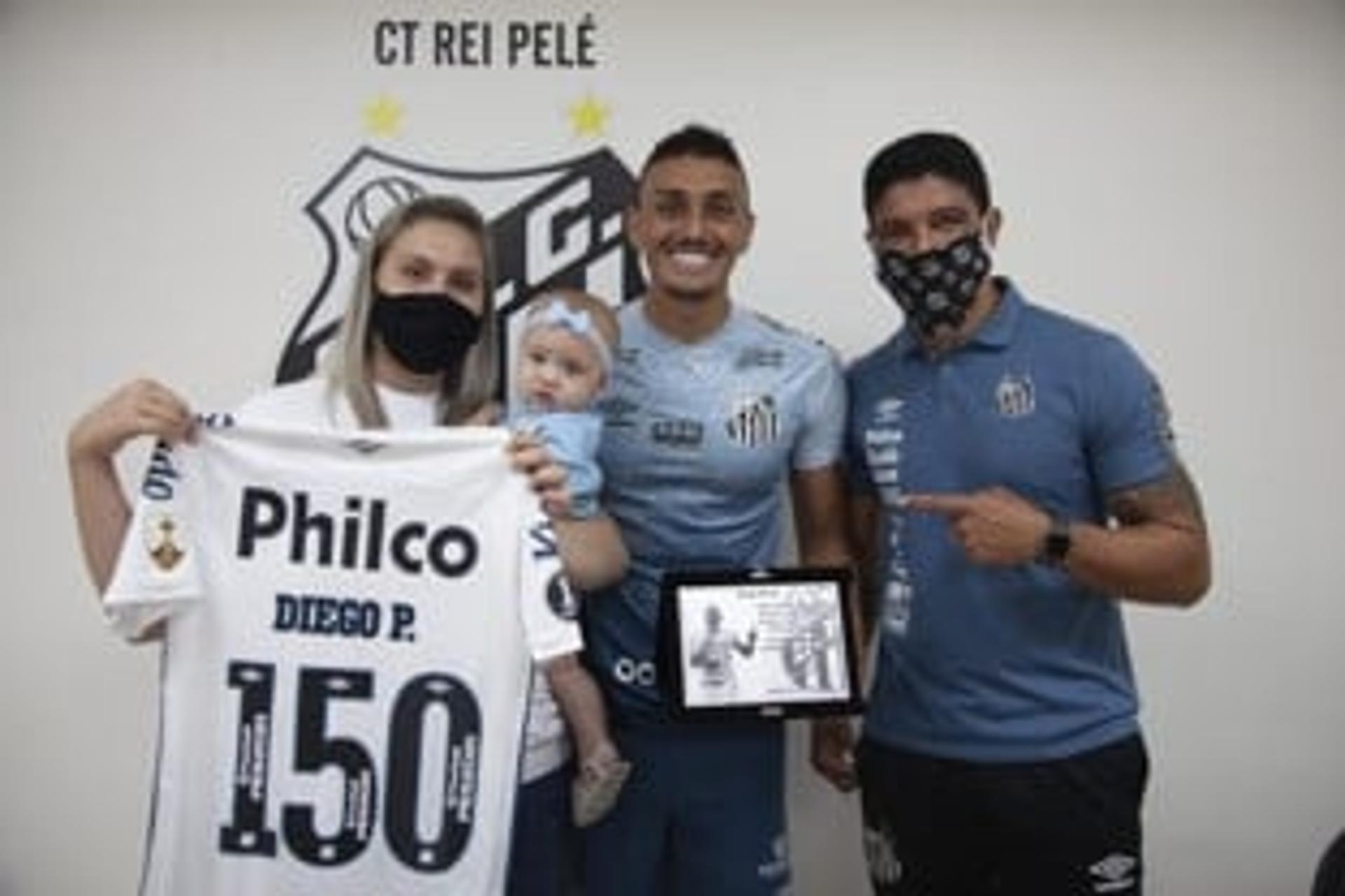 Pituca recebe placa pelos 150 jogos pelo Santos