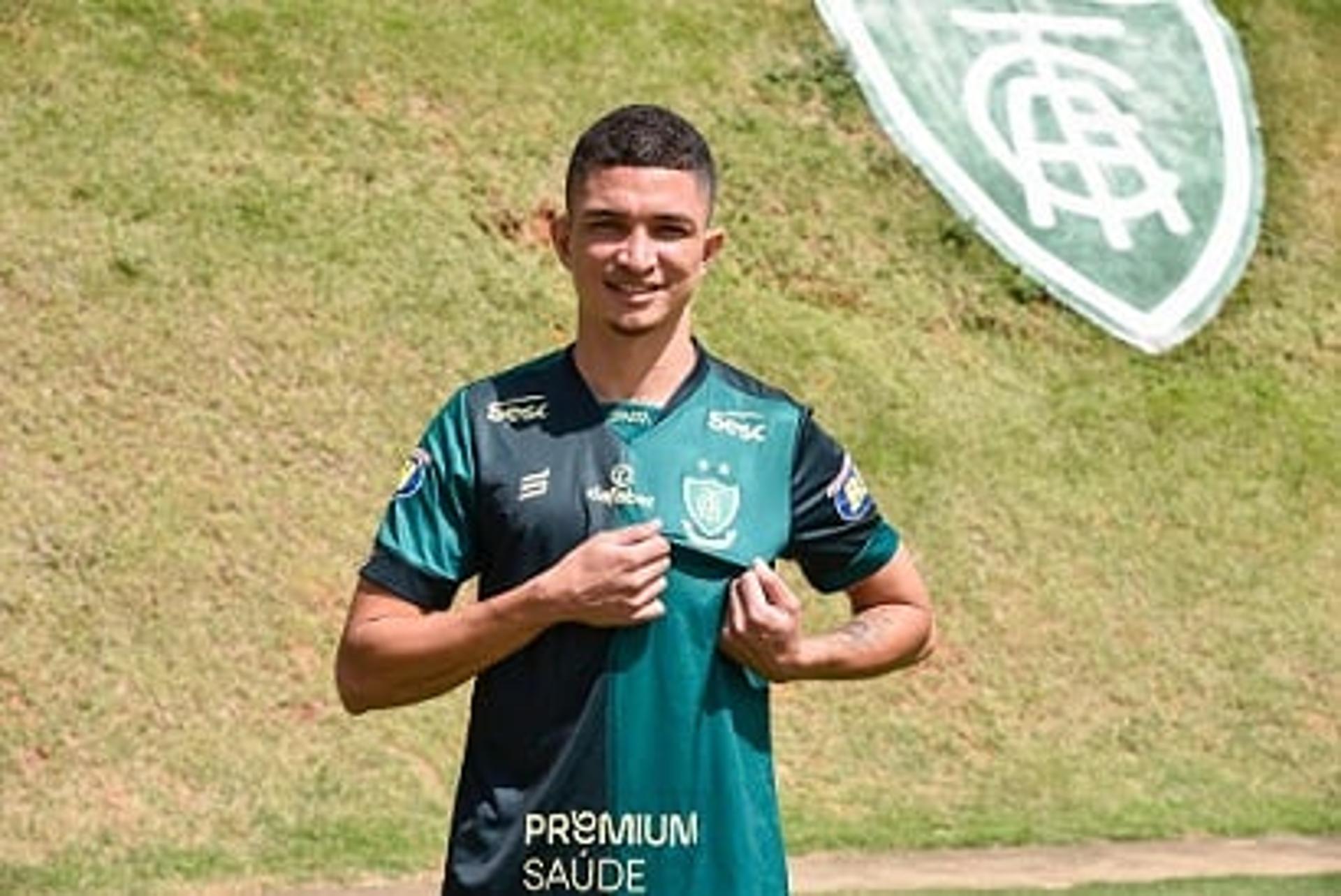 Marlon foi regularizado na última sexta-feira e já atuou no clássico diante do Cruzeiro